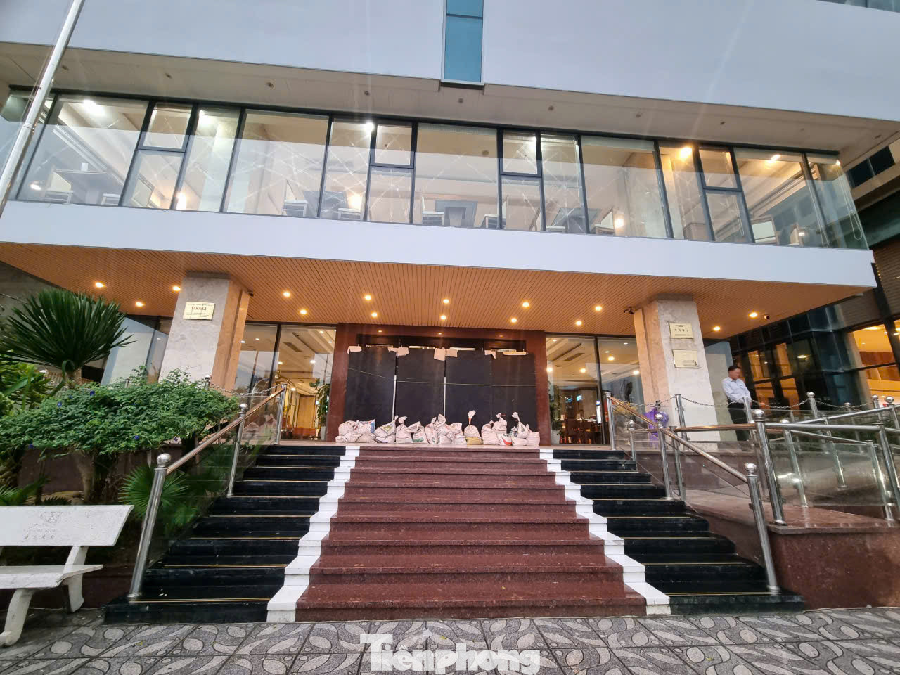 Các khách sạn ven biển bít kín mặt tiền vì sợ gió đập vỡ kính. Chị Nguyễn Thị Hoàng Ấn, quản lý một khách sạn trên tuyến đường biển cho hay khách sạn đã yêu cầu nhân viên có ca trực hôm nay đi làm từ tối qua để hạn chế ra đường.