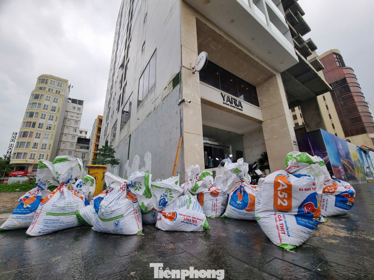 Các khách sạn chuẩn bị nhiều bao cát để chèn chống và khi mưa to sẽ dùng chắn trước các cửa hầm để xe nhằm ngăn nước tràn vào. Các khách sạn chuẩn bị nhiều bao cát để chèn chống và khi mưa to sẽ dùng chắn trước các cửa hầm để xe nhằm ngăn nước tràn vào.