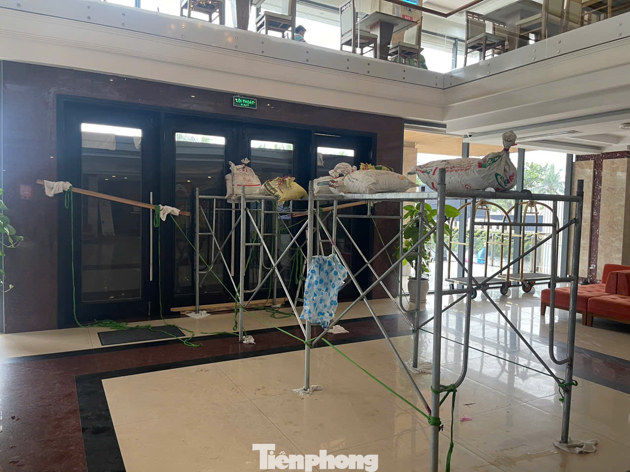 Khách sạn hối hả chằng chống, gia cố những nơi trống, yếu để ứng phó gió bão. Anh Nguyễn Đình Giang, quản lý khách sạn H.A. (đường Võ Nguyên Giáp) cho hay, năm nào mùa mưa bão khách sạn cũng dùng một tấm chắn lớn chắn toàn bộ cửa để hạn chế gió đập vào kính. Mọi năm cách này đều bảo vệ được mặt tiền, nhưng năm nay diễn biến bão phức tạp nên rất lo. Khách sạn hối hả chằng chống, gia cố những nơi trống, yếu để ứng phó gió bão. Anh Nguyễn Đình Giang, quản lý khách sạn H.A. (đường Võ Nguyên Giáp) cho hay, năm nào mùa mưa bão khách sạn cũng dùng một tấm chắn lớn chắn toàn bộ cửa để hạn chế gió đập vào kính. Mọi năm cách này đều bảo vệ được mặt tiền, nhưng năm nay diễn biến bão phức tạp nên rất lo.