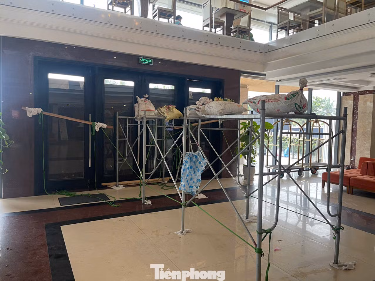 Khách sạn hối hả chằng chống, gia cố những nơi trống, yếu để ứng phó gió bão. Anh Nguyễn Đình Giang, quản lý khách sạn H.A. (đường Võ Nguyên Giáp) cho hay, năm nào mùa mưa bão khách sạn cũng dùng một tấm chắn lớn chắn toàn bộ cửa để hạn chế gió đập vào kính. Mọi năm cách này đều bảo vệ được mặt tiền, nhưng năm nay diễn biến bão phức tạp nên rất lo. Khách sạn hối hả chằng chống, gia cố những nơi trống, yếu để ứng phó gió bão. Anh Nguyễn Đình Giang, quản lý khách sạn H.A. (đường Võ Nguyên Giáp) cho hay, năm nào mùa mưa bão khách sạn cũng dùng một tấm chắn lớn chắn toàn bộ cửa để hạn chế gió đập vào kính. Mọi năm cách này đều bảo vệ được mặt tiền, nhưng năm nay diễn biến bão phức tạp nên rất lo.