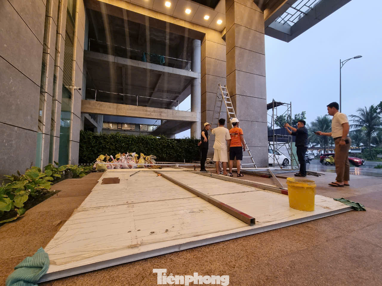 Khách sạn chuẩn bị tấm chắn lớn để chắn gió bão trước cửa chính. Hồi 16h ngày 26/10, vị trí tâm bão ở vào khoảng 17,0 độ Vĩ Bắc; 111,5 độ Kinh Đông, trên vùng biển phía tây bắc quần đảo Hoàng Sa, cách Đà Nẵng khoảng 370km về phía đông đông bắc. Sức gió mạnh nhất vùng gần tâm bão mạnh cấp 11 (103-117km/h), giật cấp 14. Bão di chuyển theo hướng tây, tốc độ khoảng 20km/h. Khách sạn chuẩn bị tấm chắn lớn để chắn gió bão trước cửa chính. Hồi 16h ngày 26/10, vị trí tâm bão ở vào khoảng 17,0 độ Vĩ Bắc; 111,5 độ Kinh Đông, trên vùng biển phía tây bắc quần đảo Hoàng Sa, cách Đà Nẵng khoảng 370km về phía đông đông bắc. Sức gió mạnh nhất vùng gần tâm bão mạnh cấp 11 (103-117km/h), giật cấp 14. Bão di chuyển theo hướng tây, tốc độ khoảng 20km/h.