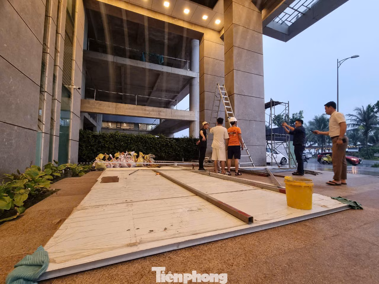 Khách sạn chuẩn bị tấm chắn lớn để chắn gió bão trước cửa chính. Hồi 16h ngày 26/10, vị trí tâm bão ở vào khoảng 17,0 độ Vĩ Bắc; 111,5 độ Kinh Đông, trên vùng biển phía tây bắc quần đảo Hoàng Sa, cách Đà Nẵng khoảng 370km về phía đông đông bắc. Sức gió mạnh nhất vùng gần tâm bão mạnh cấp 11 (103-117km/h), giật cấp 14. Bão di chuyển theo hướng tây, tốc độ khoảng 20km/h. Khách sạn chuẩn bị tấm chắn lớn để chắn gió bão trước cửa chính. Hồi 16h ngày 26/10, vị trí tâm bão ở vào khoảng 17,0 độ Vĩ Bắc; 111,5 độ Kinh Đông, trên vùng biển phía tây bắc quần đảo Hoàng Sa, cách Đà Nẵng khoảng 370km về phía đông đông bắc. Sức gió mạnh nhất vùng gần tâm bão mạnh cấp 11 (103-117km/h), giật cấp 14. Bão di chuyển theo hướng tây, tốc độ khoảng 20km/h.