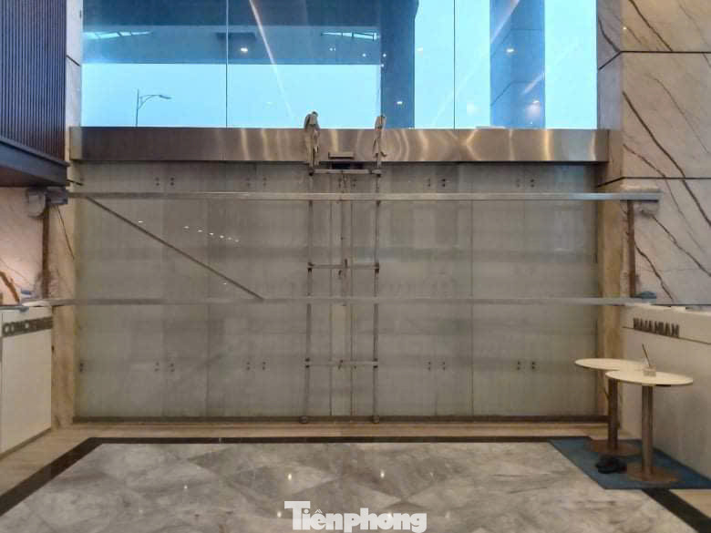 Khách sạn hối hả chằng chống, gia cố những nơi trống, yếu để ứng phó gió bão. Anh Nguyễn Đình Giang, quản lý khách sạn H.A. (đường Võ Nguyên Giáp) cho hay, năm nào mùa mưa bão khách sạn cũng dùng một tấm chắn lớn chắn toàn bộ cửa để hạn chế gió đập vào kính. Mọi năm cách này đều bảo vệ được mặt tiền, nhưng năm nay diễn biến bão phức tạp nên rất lo. Khách sạn hối hả chằng chống, gia cố những nơi trống, yếu để ứng phó gió bão. Anh Nguyễn Đình Giang, quản lý khách sạn H.A. (đường Võ Nguyên Giáp) cho hay, năm nào mùa mưa bão khách sạn cũng dùng một tấm chắn lớn chắn toàn bộ cửa để hạn chế gió đập vào kính. Mọi năm cách này đều bảo vệ được mặt tiền, nhưng năm nay diễn biến bão phức tạp nên rất lo.