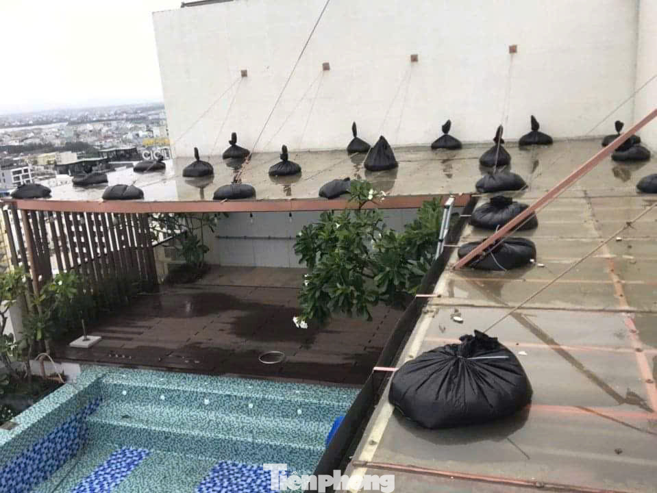 Một khách sạn neo, chằn bao cát trên mái ở khu vực hồ bơi sân thượng. Đại diện khách sạn cho hay suốt những ngày qua đã phải đi kiểm tra từng tầng, từng phòng, nơi nào có nguy cơ là phải chèn chống, gia cố để đảm bảo an toàn cho du khách, nhân viên cũng như cơ sở vật chất. Một khách sạn neo, chằn bao cát trên mái ở khu vực hồ bơi sân thượng. Đại diện khách sạn cho hay suốt những ngày qua đã phải đi kiểm tra từng tầng, từng phòng, nơi nào có nguy cơ là phải chèn chống, gia cố để đảm bảo an toàn cho du khách, nhân viên cũng như cơ sở vật chất.