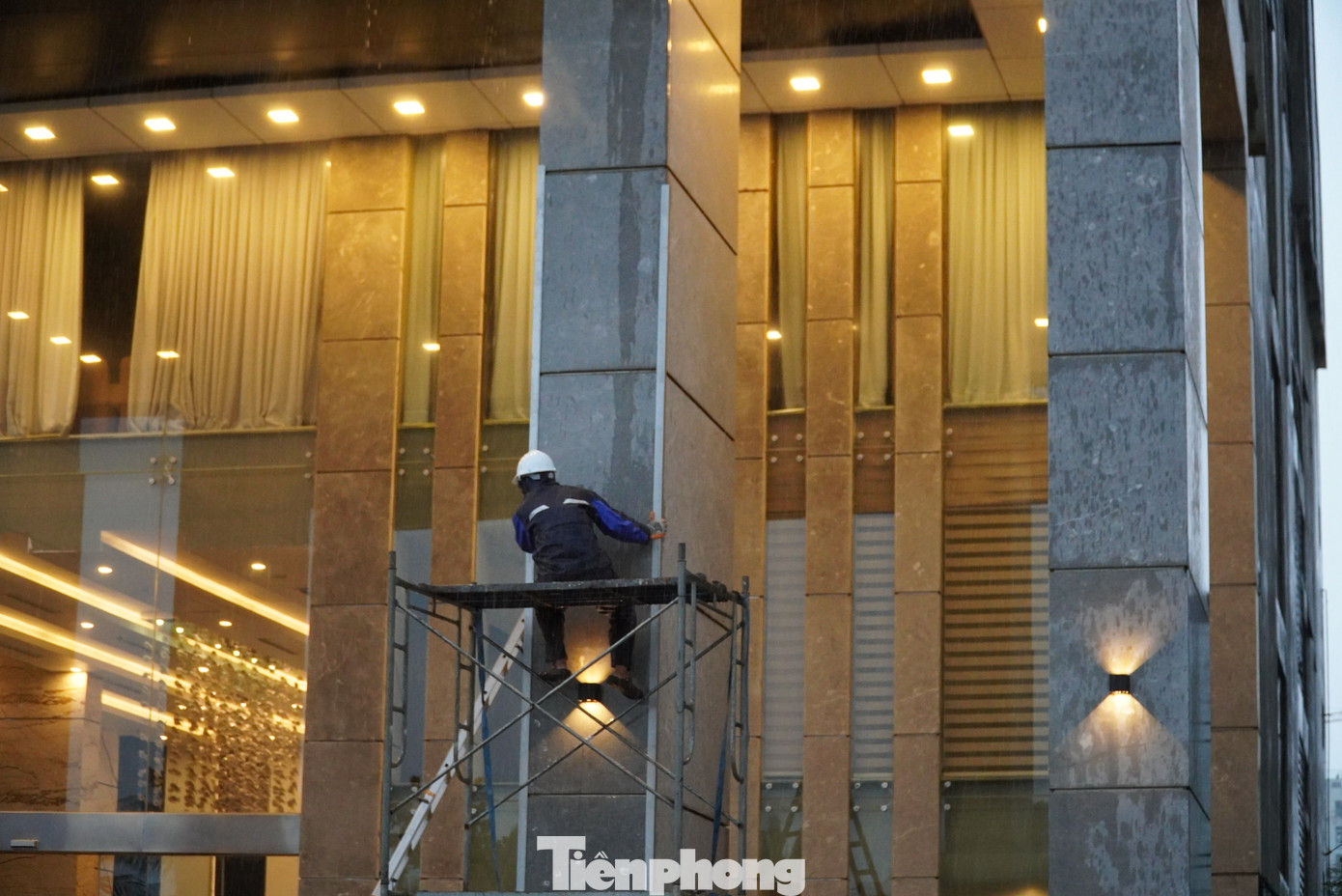 Nhân viên một khách sạn leo lên giàn giáo chuẩn bị chèn chống mặt tiền dưới trời mưa to. Dự báo sáng 27/10, các quận Sơn Trà, Ngũ Hành Sơn, Thanh Khê, Liên Chiểu, Hải Châu và Cẩm Lệ có gió mạnh dần lên cấp 6-7, vùng gần tâm bão đi qua gió mạnh cấp 8, giật cấp 11. Nhân viên một khách sạn leo lên giàn giáo chuẩn bị chèn chống mặt tiền dưới trời mưa to. Dự báo sáng 27/10, các quận Sơn Trà, Ngũ Hành Sơn, Thanh Khê, Liên Chiểu, Hải Châu và Cẩm Lệ có gió mạnh dần lên cấp 6-7, vùng gần tâm bão đi qua gió mạnh cấp 8, giật cấp 11.