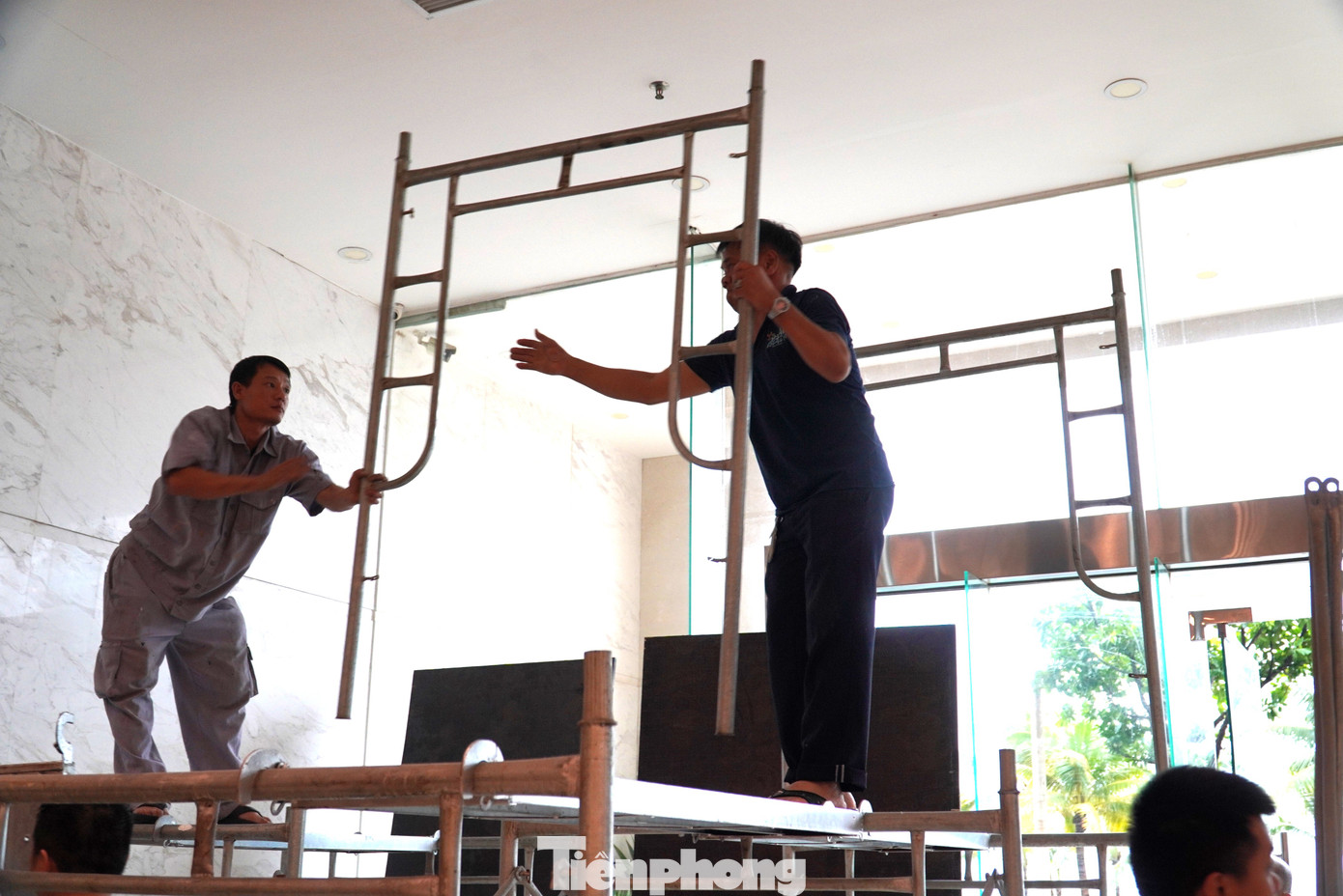 Khách sạn hối hả chằng chống, gia cố những nơi trống, yếu để ứng phó gió bão. Anh Nguyễn Đình Giang, quản lý khách sạn H.A. (đường Võ Nguyên Giáp) cho hay, năm nào mùa mưa bão khách sạn cũng dùng một tấm chắn lớn chắn toàn bộ cửa để hạn chế gió đập vào kính. Mọi năm cách này đều bảo vệ được mặt tiền, nhưng năm nay diễn biến bão phức tạp nên rất lo. Khách sạn hối hả chằng chống, gia cố những nơi trống, yếu để ứng phó gió bão. Anh Nguyễn Đình Giang, quản lý khách sạn H.A. (đường Võ Nguyên Giáp) cho hay, năm nào mùa mưa bão khách sạn cũng dùng một tấm chắn lớn chắn toàn bộ cửa để hạn chế gió đập vào kính. Mọi năm cách này đều bảo vệ được mặt tiền, nhưng năm nay diễn biến bão phức tạp nên rất lo.