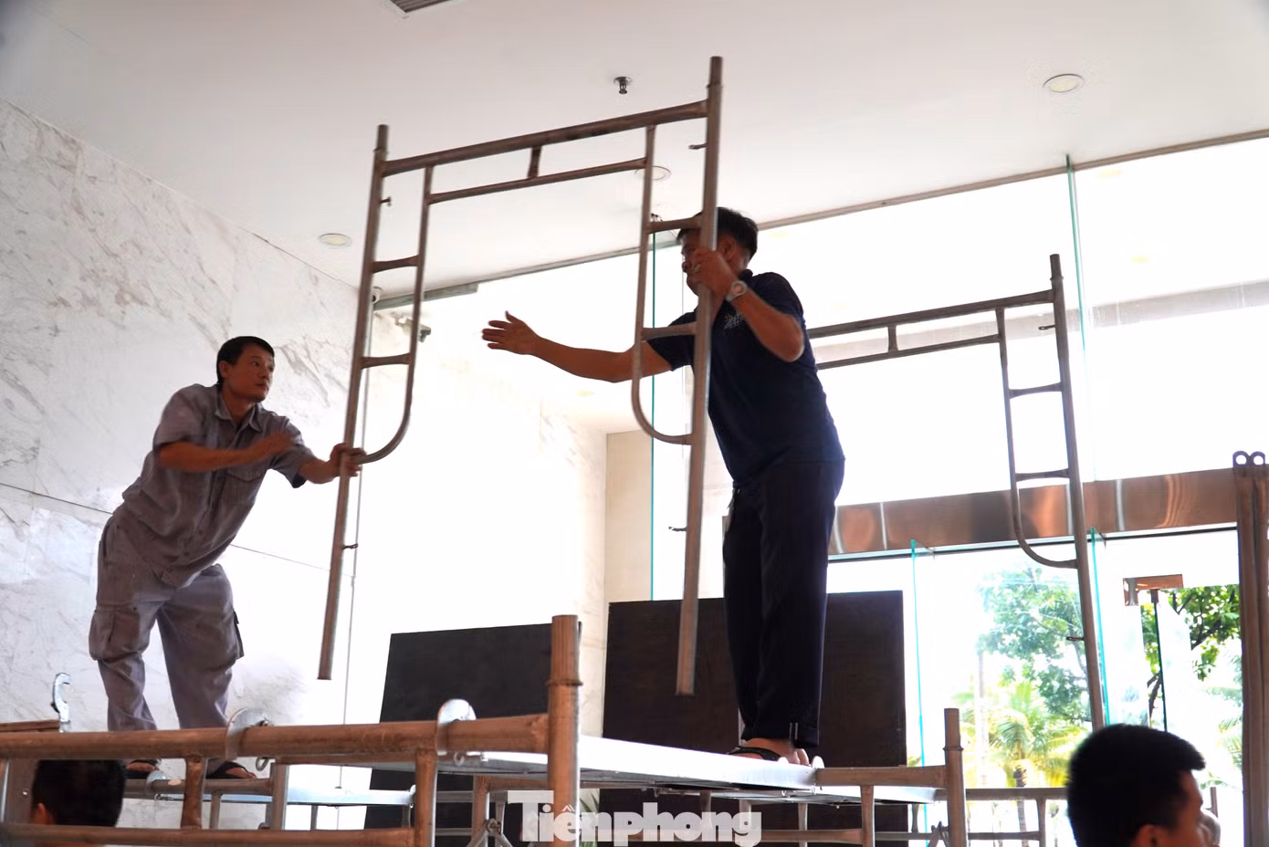 Khách sạn hối hả chằng chống, gia cố những nơi trống, yếu để ứng phó gió bão. Anh Nguyễn Đình Giang, quản lý khách sạn H.A. (đường Võ Nguyên Giáp) cho hay, năm nào mùa mưa bão khách sạn cũng dùng một tấm chắn lớn chắn toàn bộ cửa để hạn chế gió đập vào kính. Mọi năm cách này đều bảo vệ được mặt tiền, nhưng năm nay diễn biến bão phức tạp nên rất lo. Khách sạn hối hả chằng chống, gia cố những nơi trống, yếu để ứng phó gió bão. Anh Nguyễn Đình Giang, quản lý khách sạn H.A. (đường Võ Nguyên Giáp) cho hay, năm nào mùa mưa bão khách sạn cũng dùng một tấm chắn lớn chắn toàn bộ cửa để hạn chế gió đập vào kính. Mọi năm cách này đều bảo vệ được mặt tiền, nhưng năm nay diễn biến bão phức tạp nên rất lo.