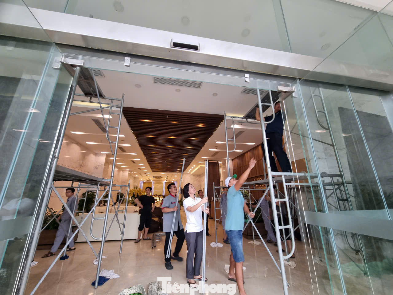 Khách sạn Y.R. trên đường Võ Nguyên Giáp bắc giàn giáo, chuẩn bị chèn chống, bít kín mặt tiền hướng biển. Quản lý khách sạn cho hay vì gió bão thổi từ biển vào trực tiếp khách sạn nên năm nào tới mùa bão cũng phải bít kín cửa chính. Khách sẽ được nhân viên dẫn đi lối phụ. Ảnh: Thanh Hiền. Khách sạn Y.R. trên đường Võ Nguyên Giáp bắc giàn giáo, chuẩn bị chèn chống, bít kín mặt tiền hướng biển. Quản lý khách sạn cho hay vì gió bão thổi từ biển vào trực tiếp khách sạn nên năm nào tới mùa bão cũng phải bít kín cửa chính. Khách sẽ được nhân viên dẫn đi lối phụ. Ảnh: Thanh Hiền.