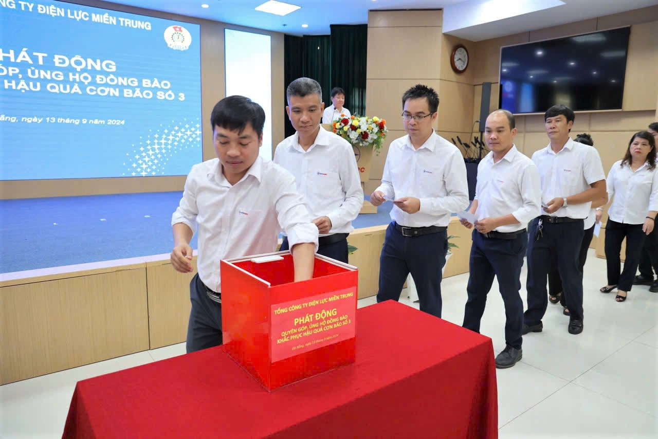 Cán bộ, nhân viên EVNCPC chung tay hỗ trợ đồng bào miền Bắc sau thiên tai.