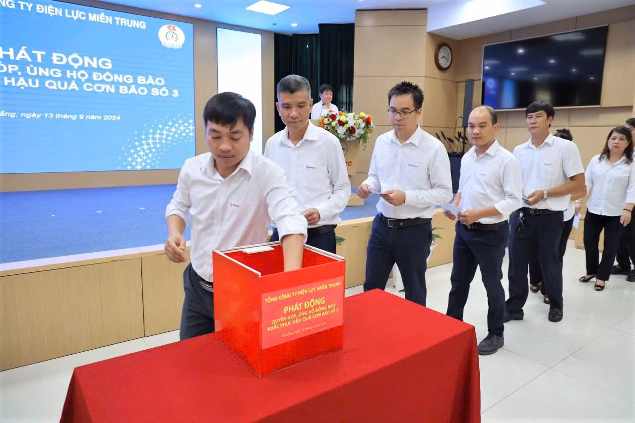 Cán bộ, nhân viên EVNCPC chung tay hỗ trợ đồng bào miền Bắc sau thiên tai.