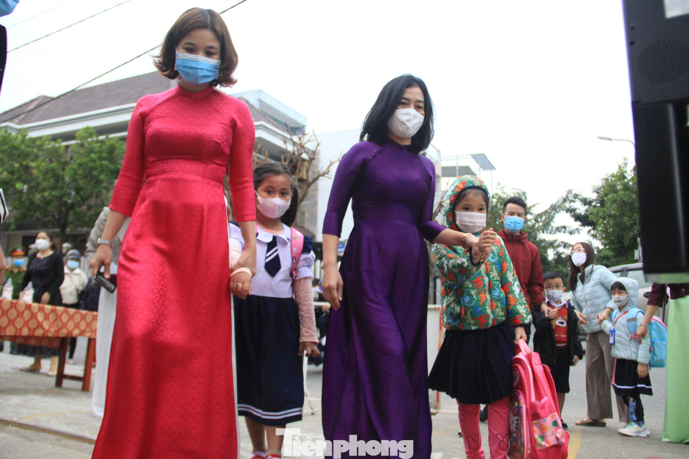 Tại trường Tiểu học Trần Nhân Tông (quận Cẩm Lệ), sau khi phụ huynh đưa con tới cổng, các giáo viên, thanh niên tình nguyện sẽ dẫn các em vào trường.