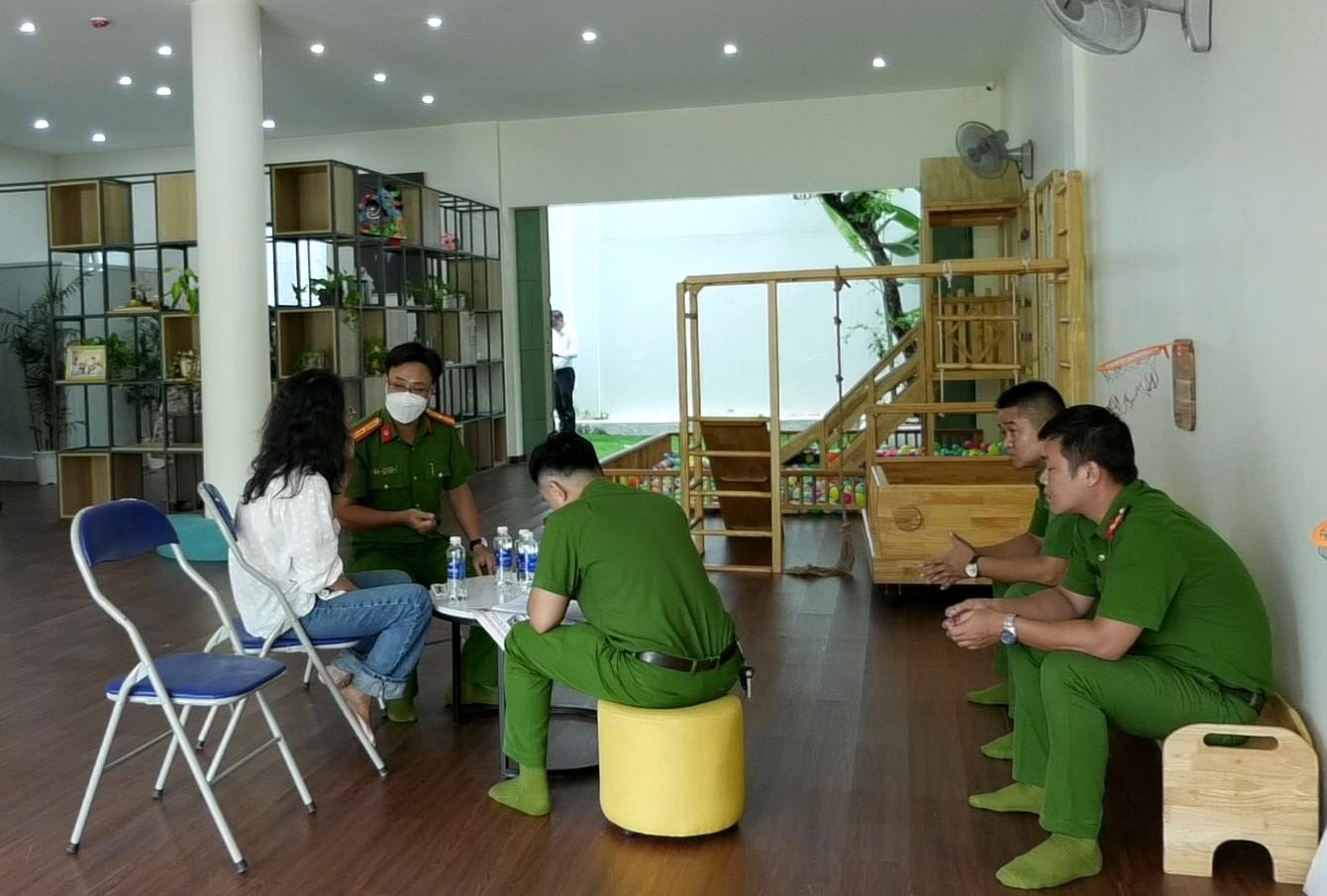 Công an làm việc với nhóm trẻ sau khi xảy ra vụ việc.