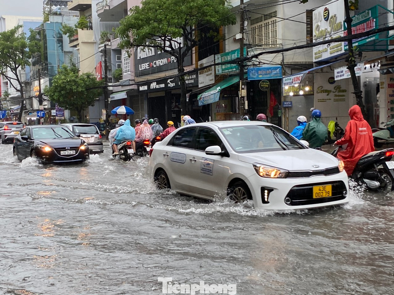 Từ đêm 12/10 đến trưa nay, Đà Nẵng mưa liên tục. Nhiều tuyến đường như Hàm Nghi, Nguyễn Văn Linh, Quang Trung, Hà Huy Tập…ngập nước khiến việc đi lại khó khăn. Anh Nguyễn Đình Vũ (quận Hải Châu) cho hay: “Tôi đi làm về thấy nhiều đường ngập nên rất lo. Giờ phải tranh thủ về dọn nhà, đưa xe đi gửi ở nơi cao. Năm trước thời điểm này cũng có trận ngập lịch sử, bây giờ vẫn ám ảnh”. Từ đêm 12/10 đến trưa nay, Đà Nẵng mưa liên tục. Nhiều tuyến đường như Hàm Nghi, Nguyễn Văn Linh, Quang Trung, Hà Huy Tập…ngập nước khiến việc đi lại khó khăn. Anh Nguyễn Đình Vũ (quận Hải Châu) cho hay: “Tôi đi làm về thấy nhiều đường ngập nên rất lo. Giờ phải tranh thủ về dọn nhà, đưa xe đi gửi ở nơi cao. Năm trước thời điểm này cũng có trận ngập lịch sử, bây giờ vẫn ám ảnh”.