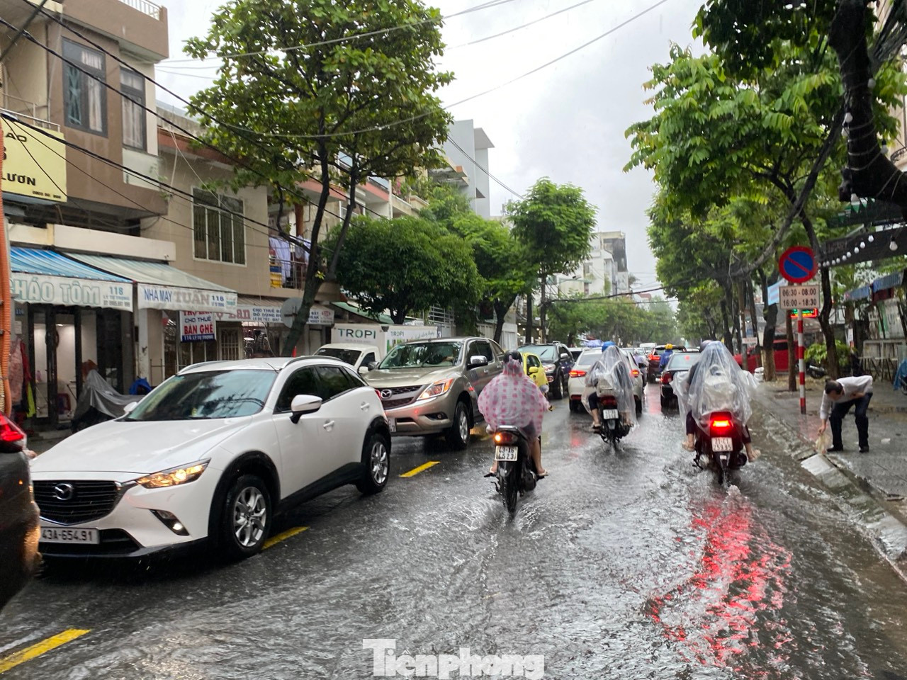 Xe cộ ùn ứ, hỗn loạn vì chờ đợi nhau đi qua những đoạn ngập sâu Xe cộ ùn ứ, hỗn loạn vì chờ đợi nhau đi qua những đoạn ngập sâu