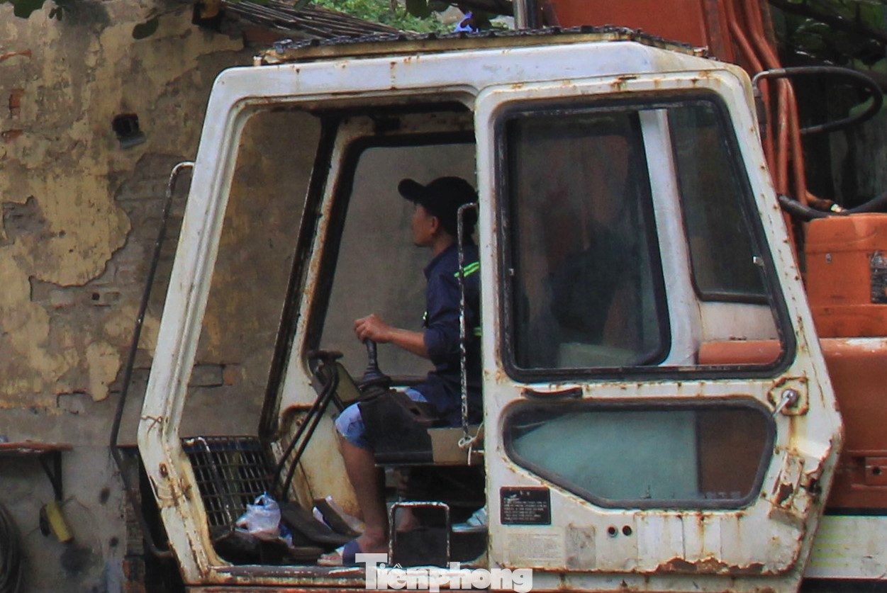 Lái xe múc làm việc liên tục. Số nhà phải phá bỏ còn nhiều, trong khi Tết đang đến gần.