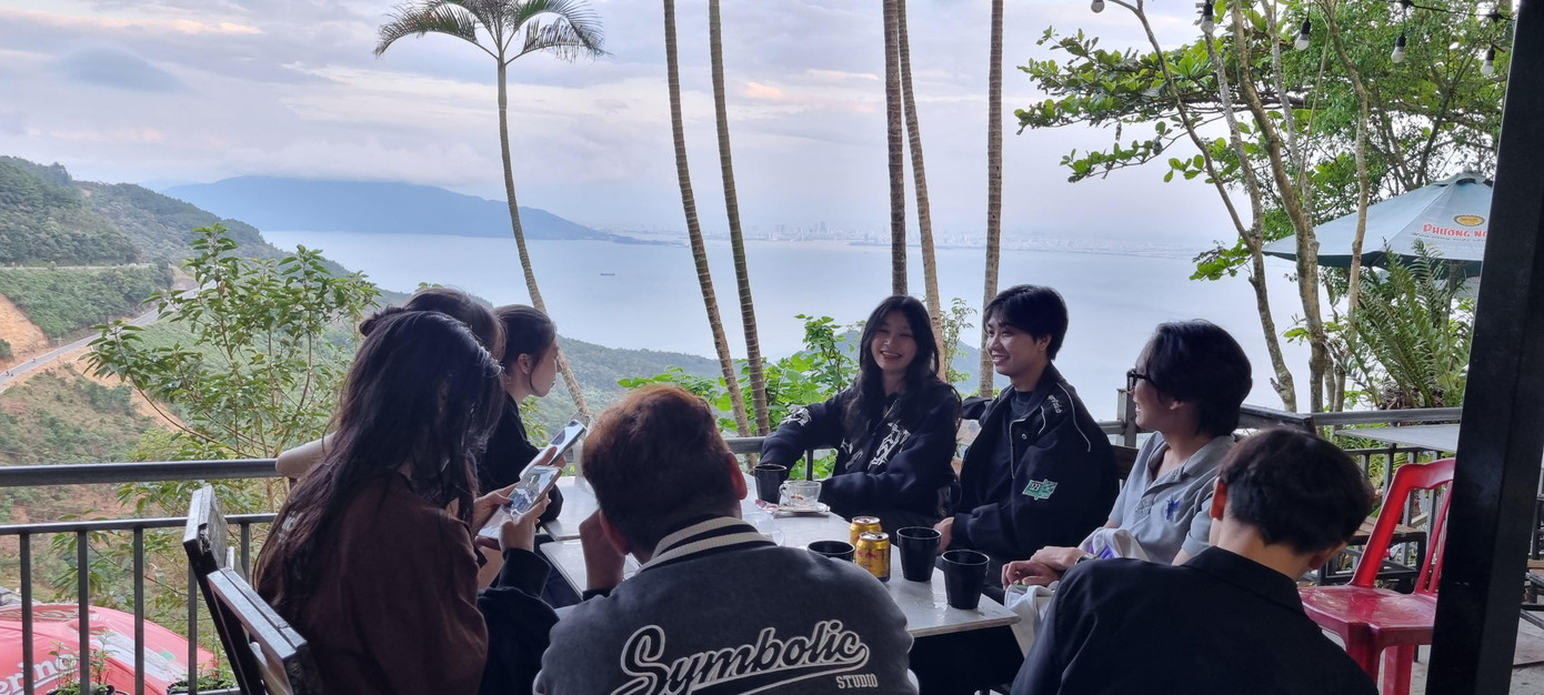 Một nhóm bạn trẻ chọn quán cà phê trên đỉnh đèo.