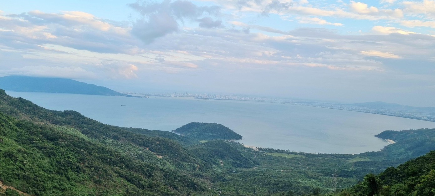 Từ trên đèo nhìn xuống, khung cảnh một màu xanh mát mắt.