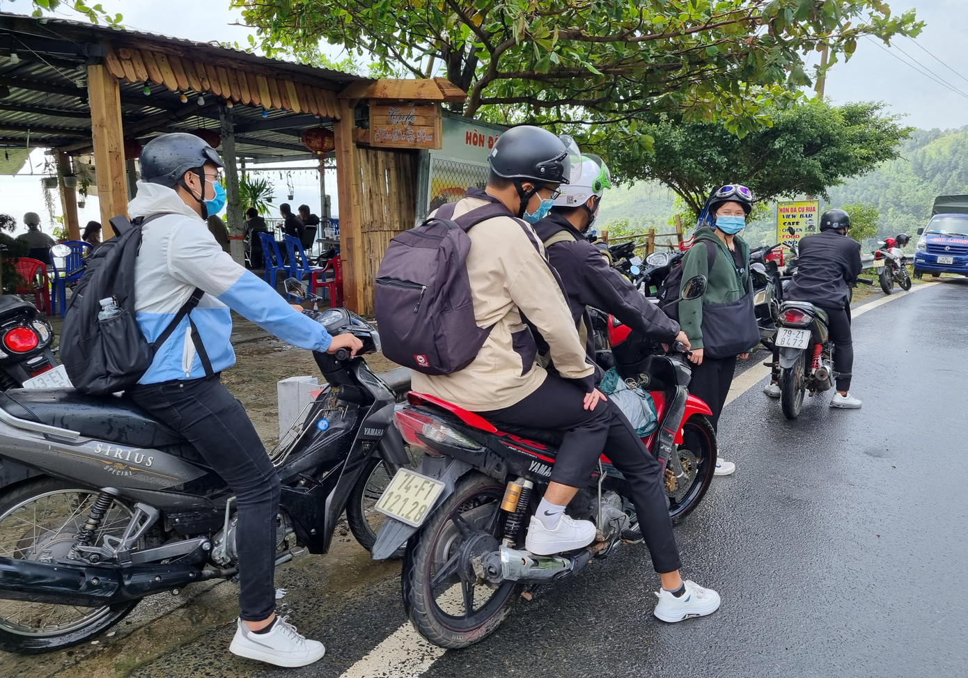 Quán cà phê trên đèo hút khách, người vào ra liên tục. Bạn Thư Anh (ĐH Duy Tân) cho hay từ khi đến Đà Nẵng nhập học, Thư Anh đã lên kế hoạch lên đèo Hải Vân vì nơi này tạo cho cô sự tò mò. "Mình xem ảnh trên mạng, thấy không khí, khung cảnh quá tuyệt vời. Khi lên đến đây thì không hề thất vọng", Thư Anh nói.