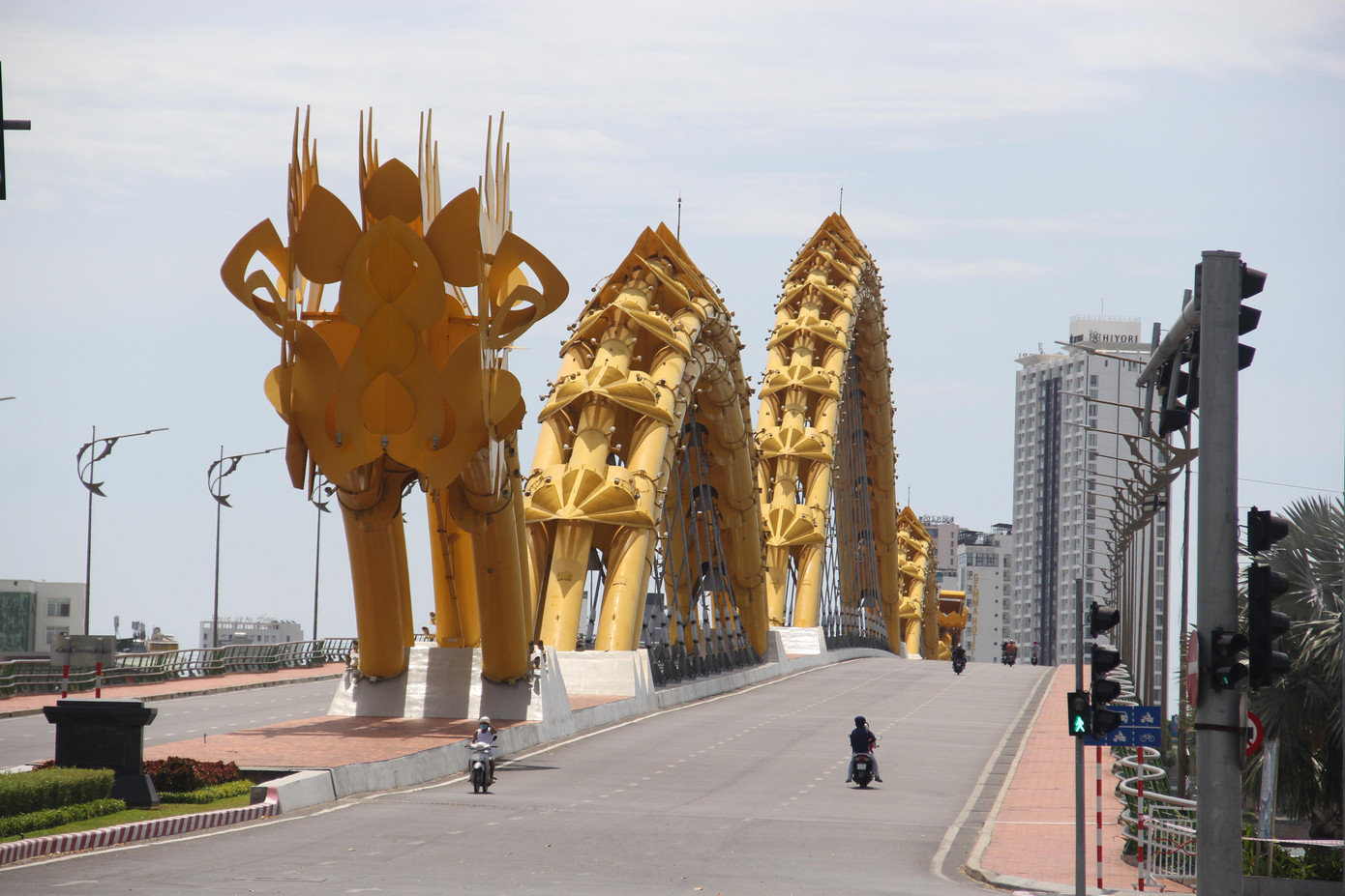 Ngày đầu tiên thực hiện Chỉ thị 05, người dân ra đường ít hơn. Các giao lộ, tuyến đường trung tâm thành phố rất ít người qua lại. Ngày đầu tiên thực hiện Chỉ thị 05, người dân ra đường ít hơn. Các giao lộ, tuyến đường trung tâm thành phố rất ít người qua lại.