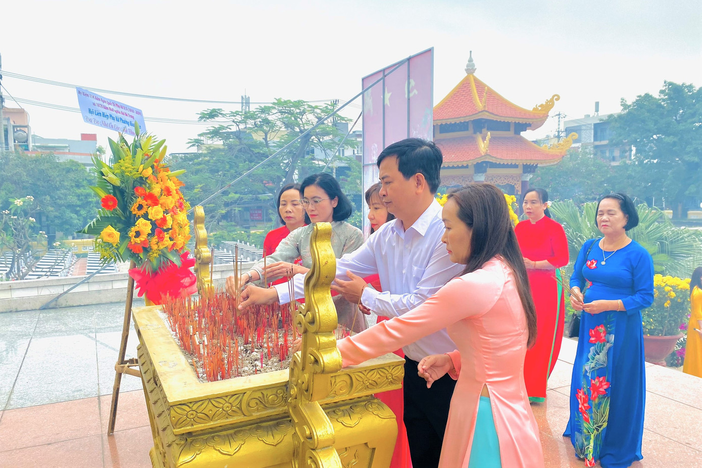 Trong sáng cùng ngày, các cán bộ, hội vên phụ nữ cũng đã dâng hương tưởng nhớ những người đã ngã xuống vì Tổ quốc.