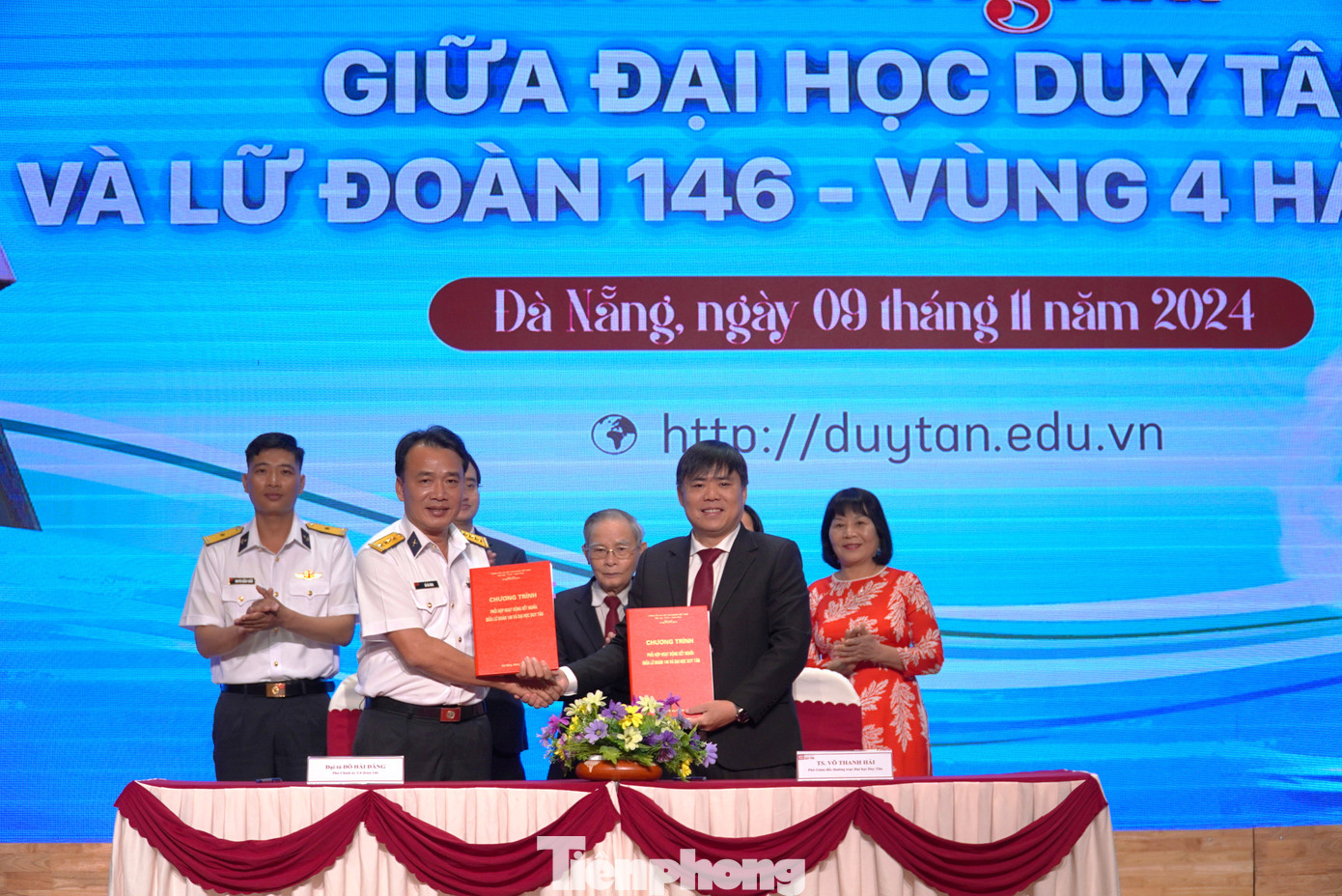 Lễ kết nghĩa giữa Lữ đoàn 146 và Đại học Duy Tân. Lễ kết nghĩa giữa Lữ đoàn 146 và Đại học Duy Tân.