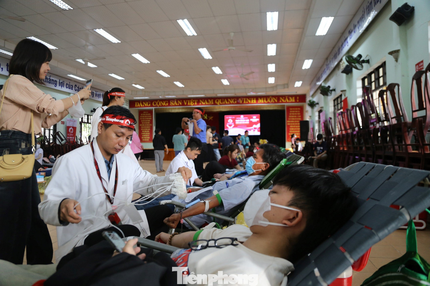 Càng về trưa, số lượng người đến hiến máu càng nhiều. Dự kiến ngày hội tiếp nhận khoảng 500 đơn vị máu. Càng về trưa, số lượng người đến hiến máu càng nhiều. Dự kiến ngày hội tiếp nhận khoảng 500 đơn vị máu.