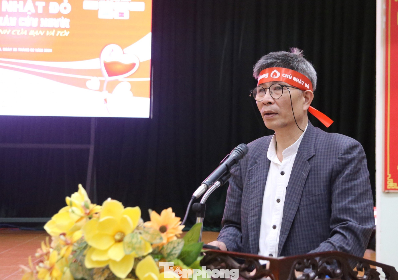 Phát biểu tại Ngày hội Chủ Nhật Đỏ, nhà báo Trần Tuấn, Trưởng Ban đại diện báo Tiền phong tại miền Trung cho hay Chủ Nhật Đỏ do Báo Tiền Phong khởi xướng và chủ trì tổ chức, phối hợp với Ủy ban ATGT Quốc gia, Viện Huyết học truyền máu T.Ư, các địa phương, các trường đại học, cơ quan đơn vị cả nước, với mục đích cao đẹp, mang giọt máu ấm đến với những người nghèo, những bệnh nhân thiếu máu trong dịp trước và sau Tết Nguyên đán. Phát biểu tại Ngày hội Chủ Nhật Đỏ, nhà báo Trần Tuấn, Trưởng Ban đại diện báo Tiền phong tại miền Trung cho hay Chủ Nhật Đỏ do Báo Tiền Phong khởi xướng và chủ trì tổ chức, phối hợp với Ủy ban ATGT Quốc gia, Viện Huyết học truyền máu T.Ư, các địa phương, các trường đại học, cơ quan đơn vị cả nước, với mục đích cao đẹp, mang giọt máu ấm đến với những người nghèo, những bệnh nhân thiếu máu trong dịp trước và sau Tết Nguyên đán.