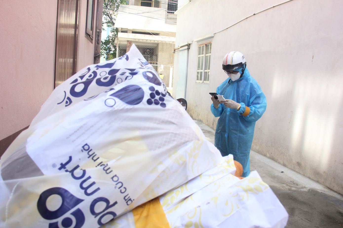 Ông Phan Thống, Giám đốc siêu thị Co.opmart Đà Nẵng cho biết đơn vị cũng đã tăng cường thêm 40 shipper. Trong ngày hôm qua, khi siêu thị mở lại hai kênh đặt hàng qua điện thoại và Zalo, đã có hơn 1000 đơn hàng. “Từ sáng tới giờ người liên hệ đặt hàng tới tấp, nhân viên “xoay như chong chóng”. Hiện tại các shipper đã đi giao hàng cho bà con”, ông nói.