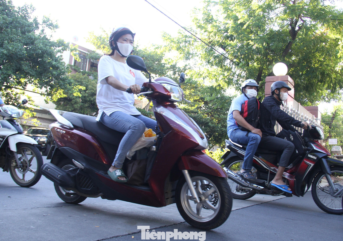 Để thực hiện 3 tại chỗ, mọi người phải thu xếp công việc gia đình, nhất là con nhỏ. Nhiều bà mẹ gửi con cho người thân trông nom trong những ngày vắng nhà. Để thực hiện 3 tại chỗ, mọi người phải thu xếp công việc gia đình, nhất là con nhỏ. Nhiều bà mẹ gửi con cho người thân trông nom trong những ngày vắng nhà.