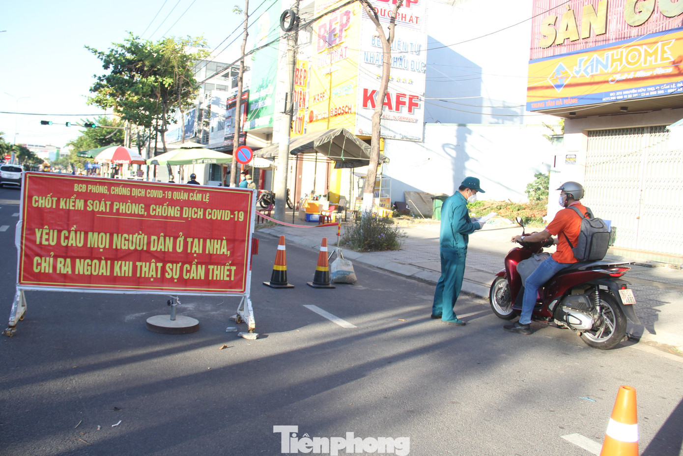 Đà Nẵng sẽ tiếp tục thực hiện "ai ở đâu thì ở đó" thêm 3 ngày. Ảnh: Thanh Trần. Đà Nẵng sẽ tiếp tục thực hiện "ai ở đâu thì ở đó" thêm 3 ngày. Ảnh: Thanh Trần.