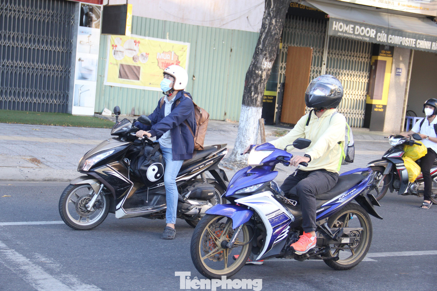 Ghi nhận trên các tuyến đường Đà Nẵng, hầu hết người đi làm đều chở theo vali áo quần, thực phẩm, quạt… để ở lại nơi làm việc . Ghi nhận trên các tuyến đường Đà Nẵng, hầu hết người đi làm đều chở theo vali áo quần, thực phẩm, quạt… để ở lại nơi làm việc .