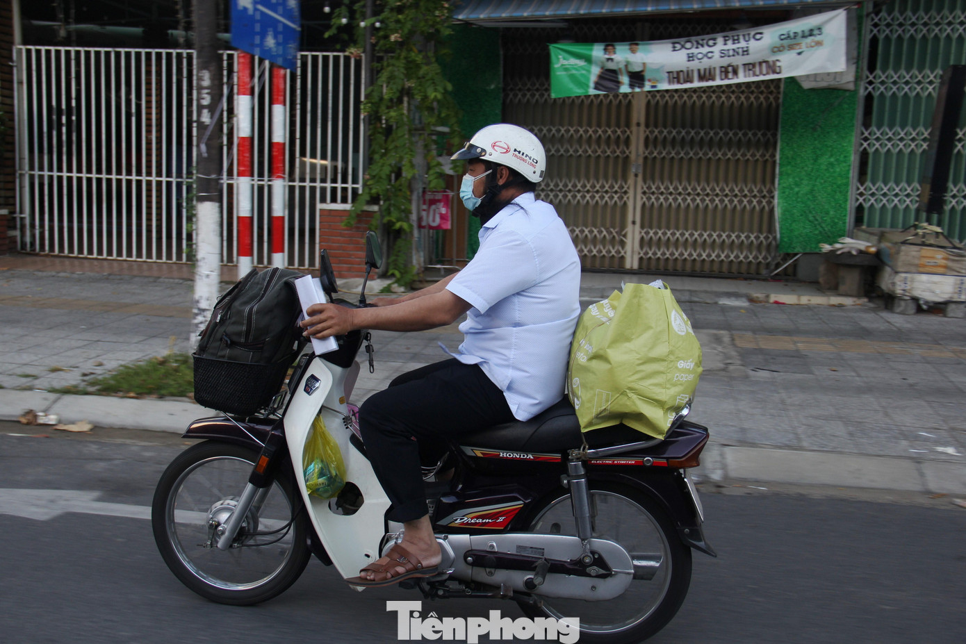 Hành trang cho 7 ngày "tại chỗ" của một nhân viên điện lực. Hành trang cho 7 ngày "tại chỗ" của một nhân viên điện lực.