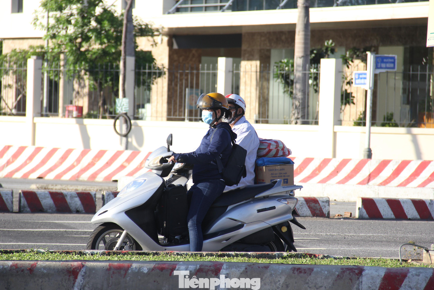 Anh Nguyễn Văn Dự, làm việc tại một ngân hàng trên địa bàn quận Cẩm Lệ cho hay chỉ gói ghém vài bộ áo quần, đồ vệ sinh cá nhân rồi lên đường. “Rất may con cái tôi đã lớn nên không lo. Mình coi những ngày này như một chuyến đi công tác, ở yên tại cơ quan để cùng thành phố chống dịch”, anh chia sẻ. Anh Nguyễn Văn Dự, làm việc tại một ngân hàng trên địa bàn quận Cẩm Lệ cho hay chỉ gói ghém vài bộ áo quần, đồ vệ sinh cá nhân rồi lên đường. “Rất may con cái tôi đã lớn nên không lo. Mình coi những ngày này như một chuyến đi công tác, ở yên tại cơ quan để cùng thành phố chống dịch”, anh chia sẻ.