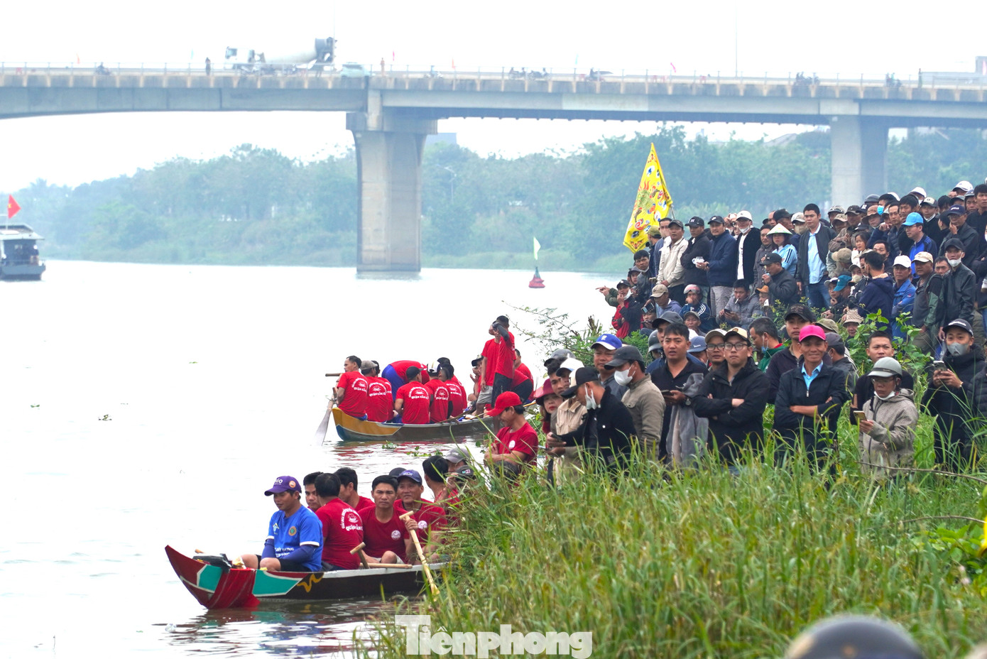 Anh Nguyễn Văn Trường (phường Hòa Thọ Đông) cho hay, anh đưa cả gia đình đến xem giải: "Đây cũng là lần đầu tiên các con tôi được xem đua thuyền nên rất háo hức".