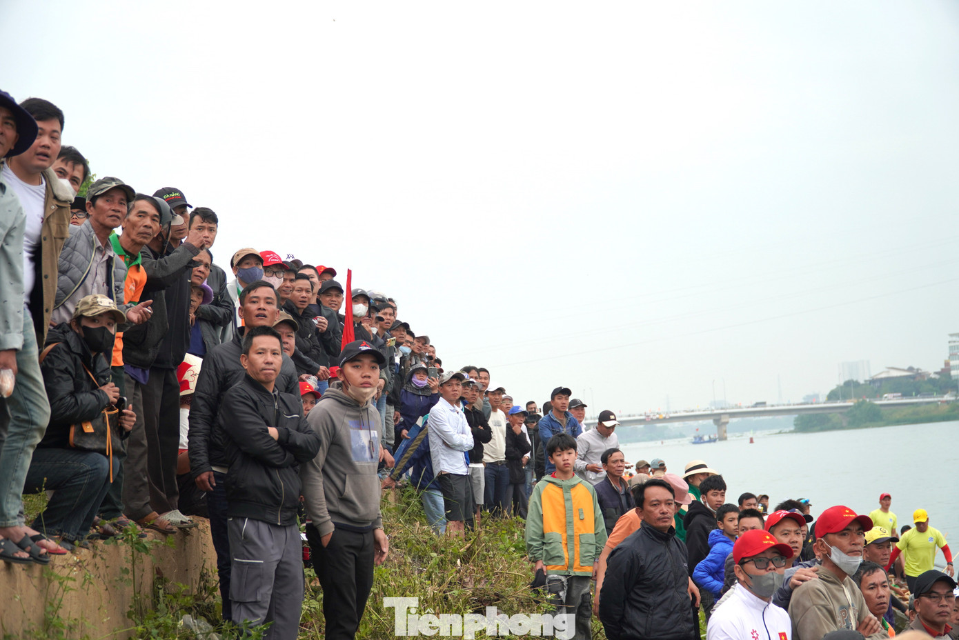 Người dân đổ về bờ sông Cẩm Lệ xem đua thuyền. Anh Hoàng Dũng (quận Liên Chiểu) chạy xe cả chục km đến đây cổ vũ đội thuyền Liên Chiểu. "Cùng đi với tôi là mấy anh em trong xóm. Hầu như không có giải đua thuyền nào chúng tôi bỏ lỡ. Phải đi để cổ vũ, khích lệ tinh thần cho các tay chèo", anh Dũng nói.