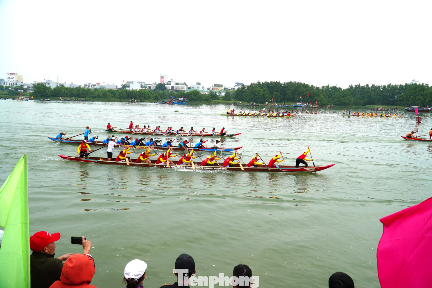 Giải đua năm nay có sự góp mặt của 15 đội thuyền của Đà Nẵng và tỉnh Quảng Nam, với hơn 200 vận động viên tham gia. Ảnh: Thanh Hiền.