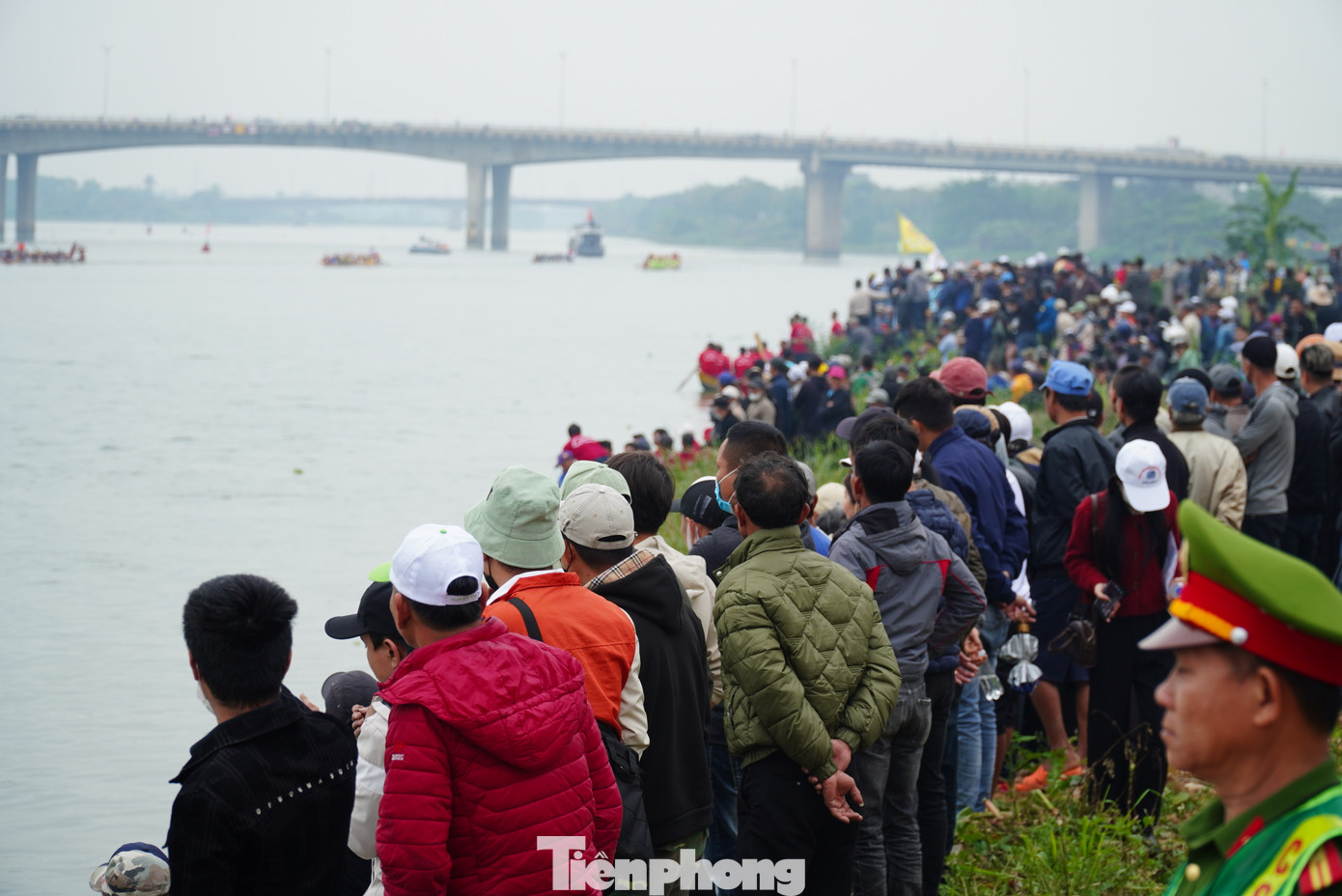 Anh Nguyễn Văn Trường (phường Hòa Thọ Đông) cho hay, anh đưa cả gia đình đến xem giải: "Đây cũng là lần đầu tiên các con tôi được xem đua thuyền nên rất háo hức".