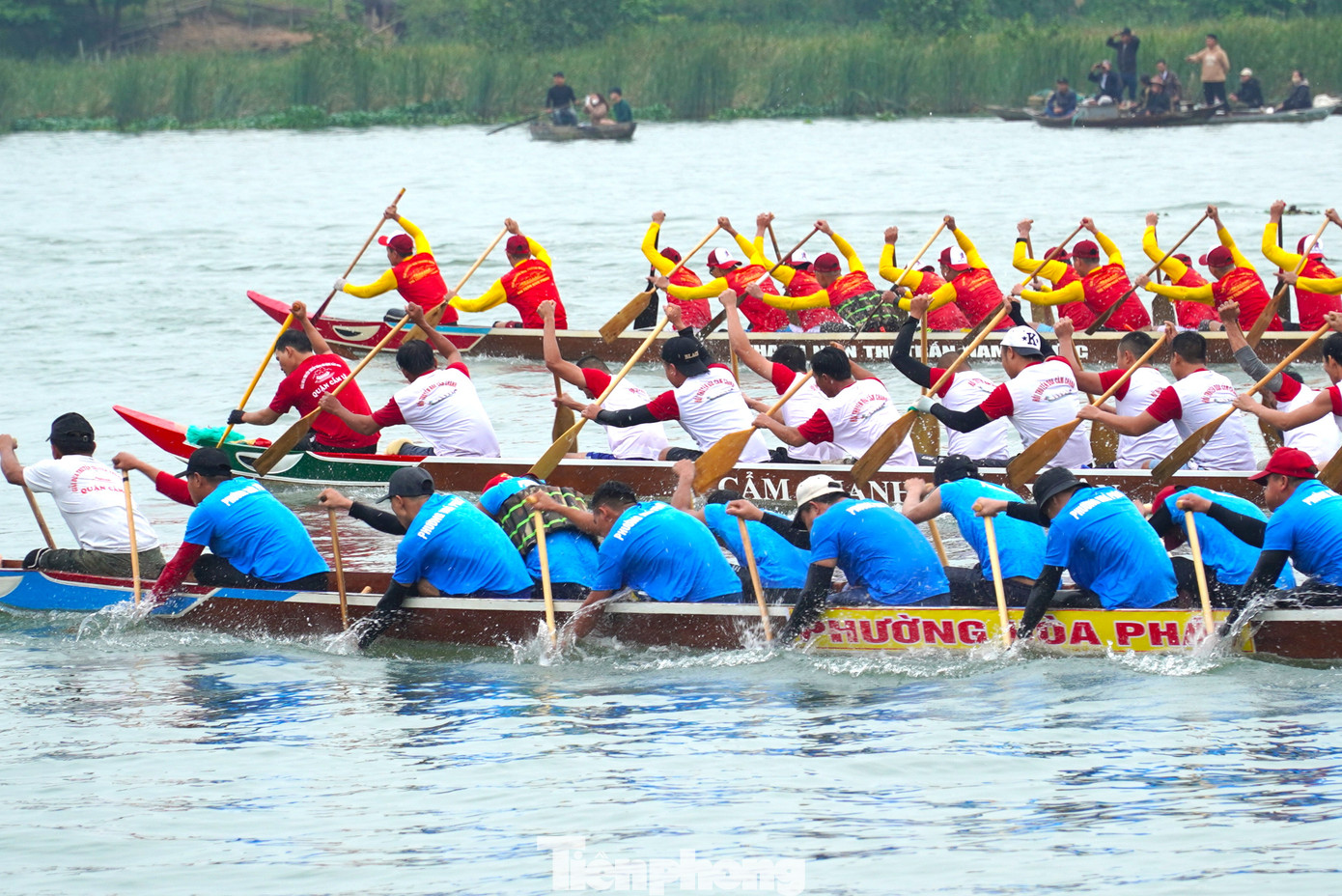Anh Nguyễn Văn Trường (phường Hòa Thọ Đông) cho hay, anh đưa cả gia đình đến xem giải: "Đây cũng là lần đầu tiên các con tôi được xem đua thuyền nên rất háo hức".