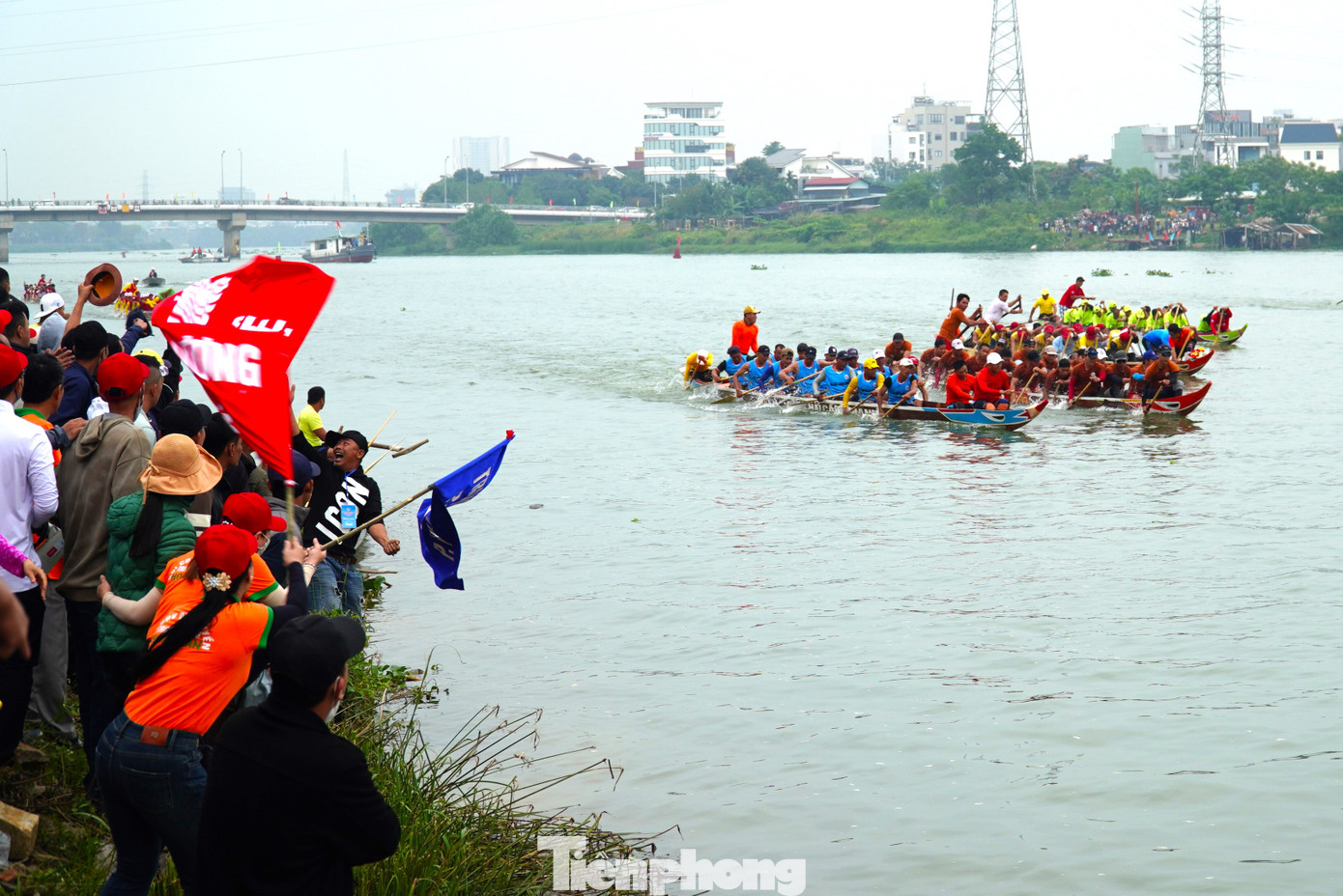 Khán giả cổ vũ làm cả đoạn sông rộn ràng.