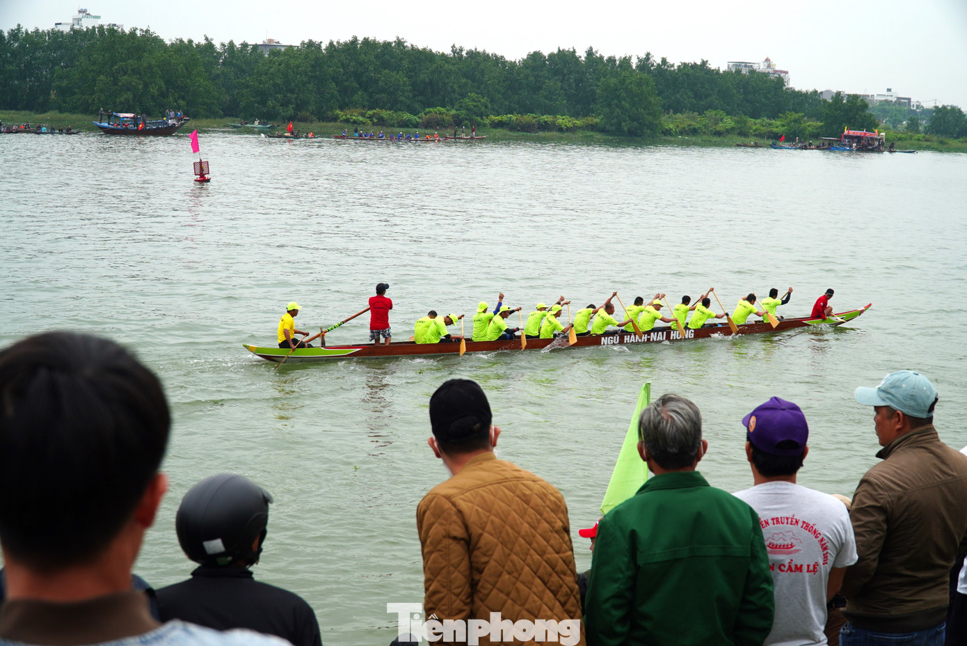 Anh Nguyễn Văn Trường (phường Hòa Thọ Đông) cho hay, anh đưa cả gia đình đến xem giải: "Đây cũng là lần đầu tiên các con tôi được xem đua thuyền nên rất háo hức".