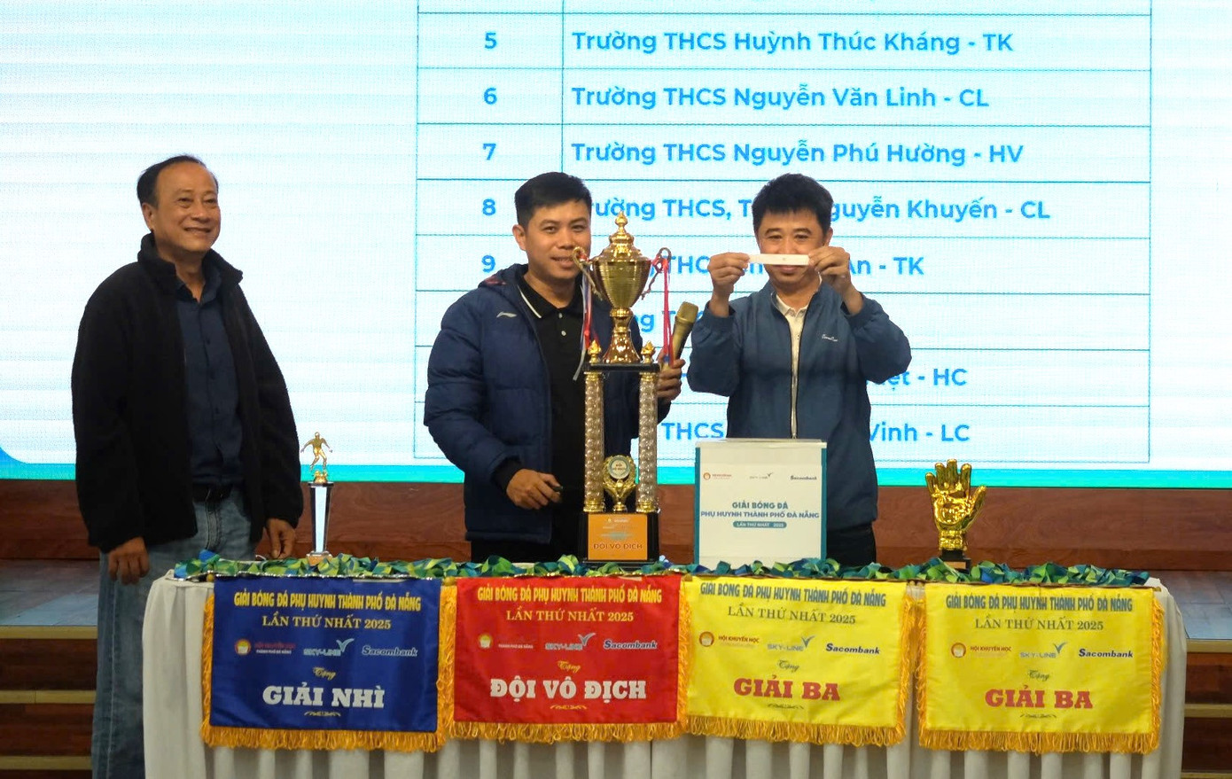 Các đội bốc thăm chia bảng. Các đội bốc thăm chia bảng.