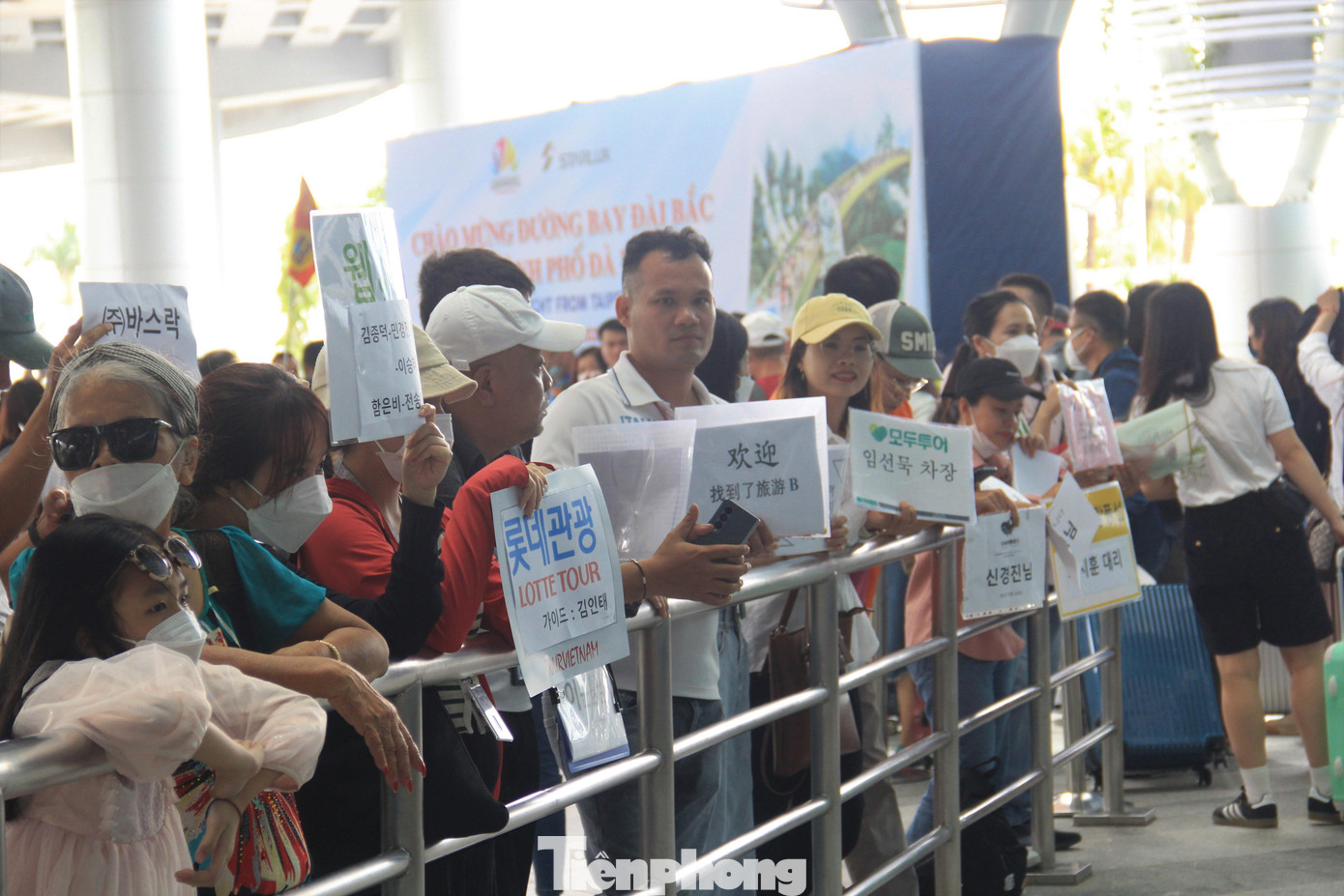 Các khách sạn, đơn vị lữ hành có mặt rất đông tại sân bay để đón khách. Đây là thị trường tiềm năng cho các doanh nghiệp du lịch.