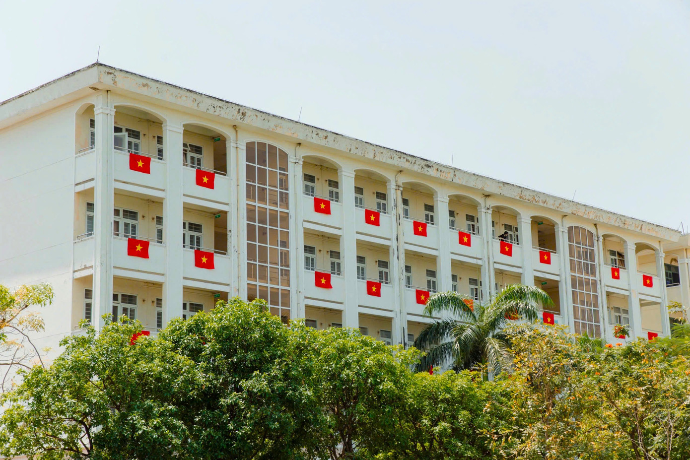 30/4/1975 là sự kiện chấm dứt chiến tranh Việt Nam khi Quân đội Nhân dân Việt Nam và Quân Giải phóng miền Nam tiến vào thành phố Sài Gòn, Tổng thống Việt Nam Cộng hòa Dương Văn Minh cùng nội các tuyên bố đầu hàng vô điều kiện Chính phủ Cách mạng lâm thời Cộng hòa miền Nam Việt Nam.