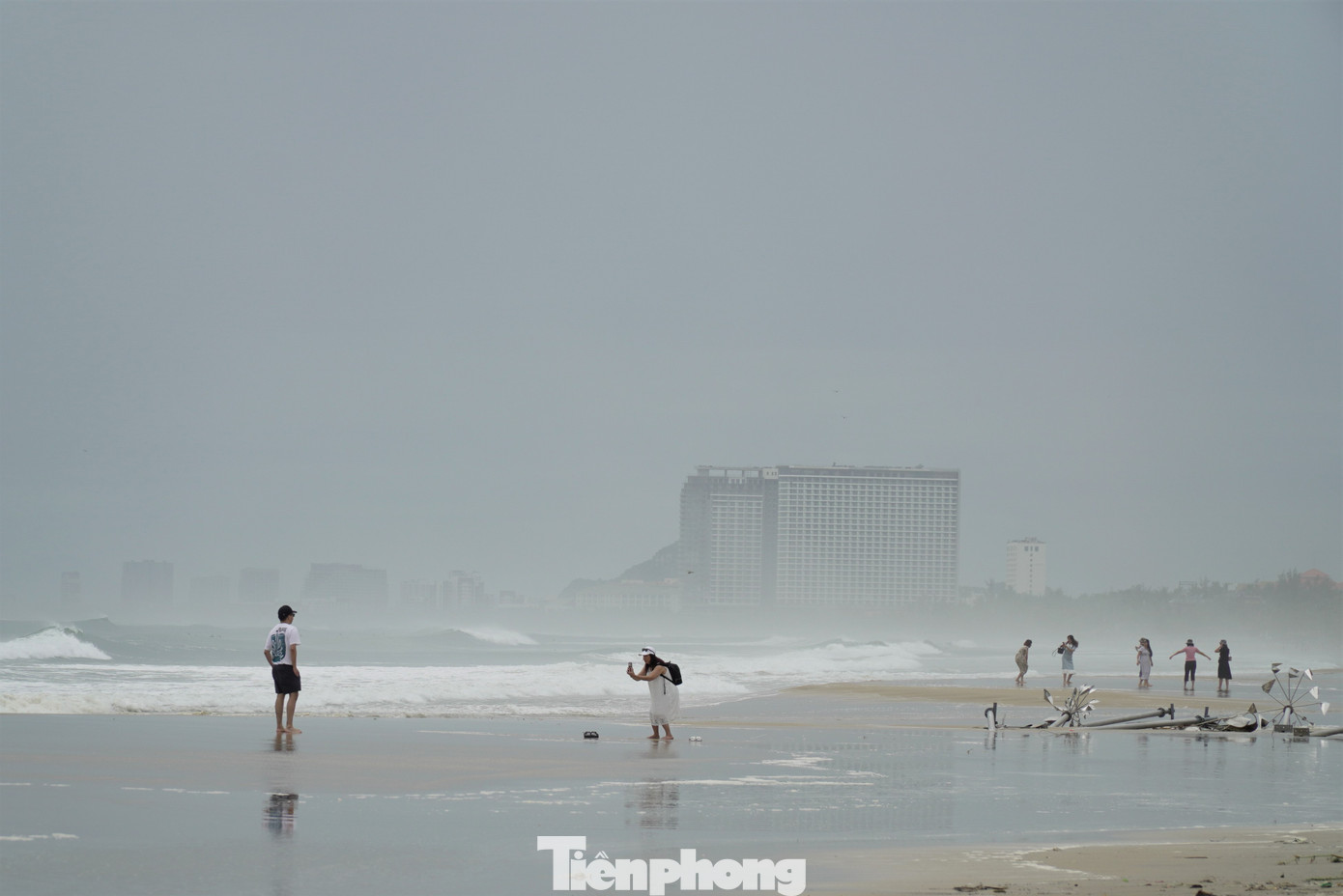 Du khách liên tục đổ về biển. Hiện thời tiết Đà Nẵng vẫn đang yên ắng. Theo các chuyên gia, dù cường độ không mạnh, bão số 4 vẫn gây ra mối nguy hiểm rất lớn cho các tỉnh miền Trung, nhất là khu vực từ Hà Tĩnh đến Quảng Nam.