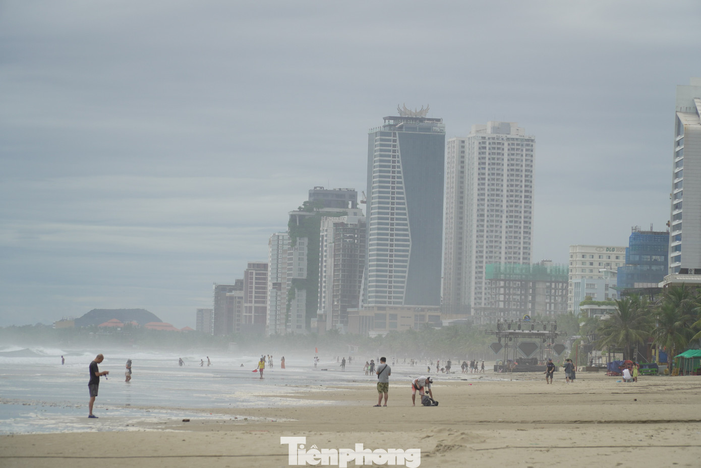 Biển đông người từ sáng sớm. Anh Ji-hoon (27 tuổi, Hàn Quốc) cho hay đã được khách sạn nhắc nhở hôm nay sẽ có bão, không nên tắm biển nên anh và nhóm bạn chỉ xuống để dạo bộ và check-in biển Đà Nẵng. "Biển là điểm đến mà tôi đã rất hứng thú khi tìm hiểu về Đà Nẵng. Bãi biển ở đây rất đẹp và sạch sẽ. Thật tiếc nếu bỏ qua nơi này", anh chia sẻ.