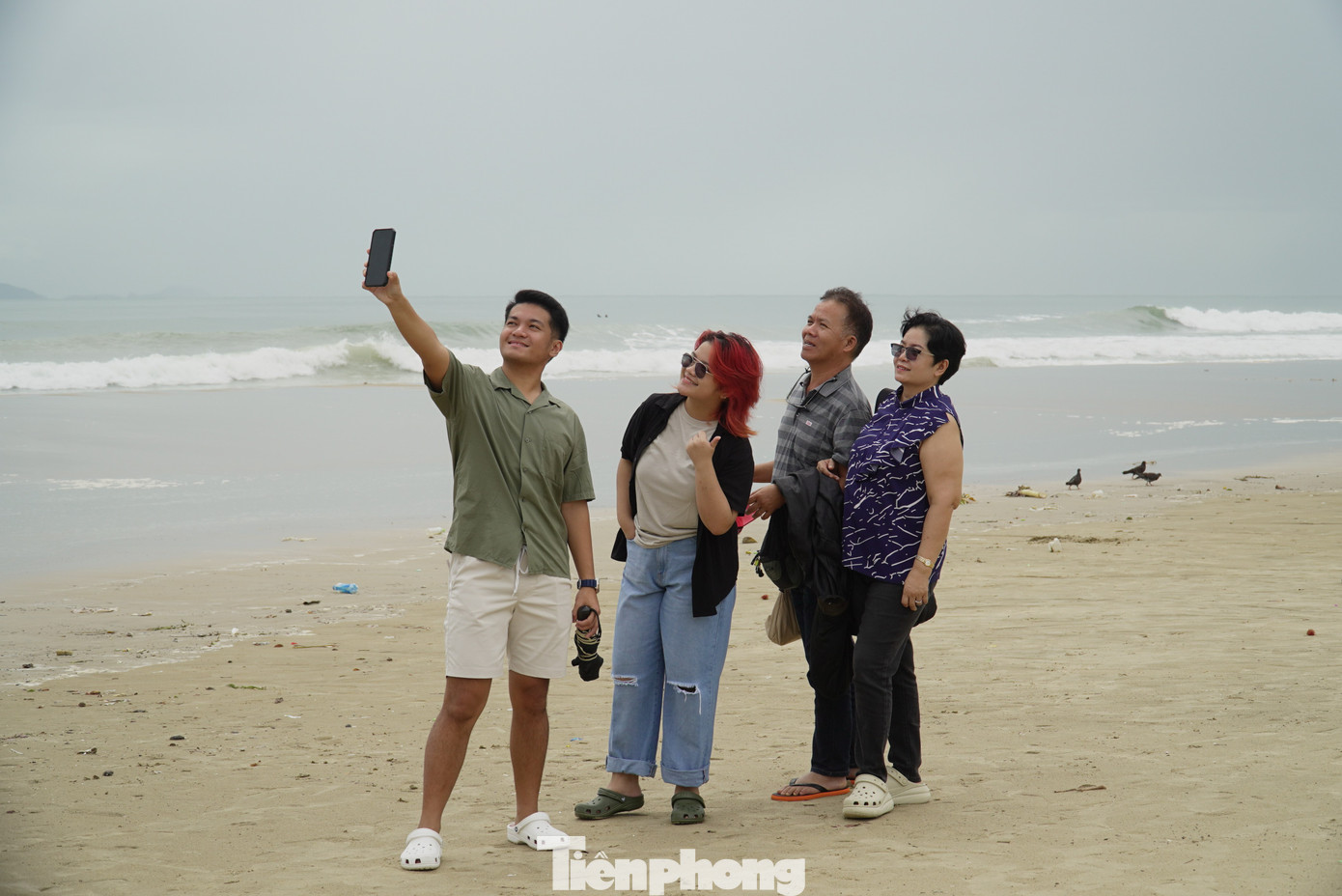 Du khách lưu lại khoảnh khắc với biển Đà Nẵng.