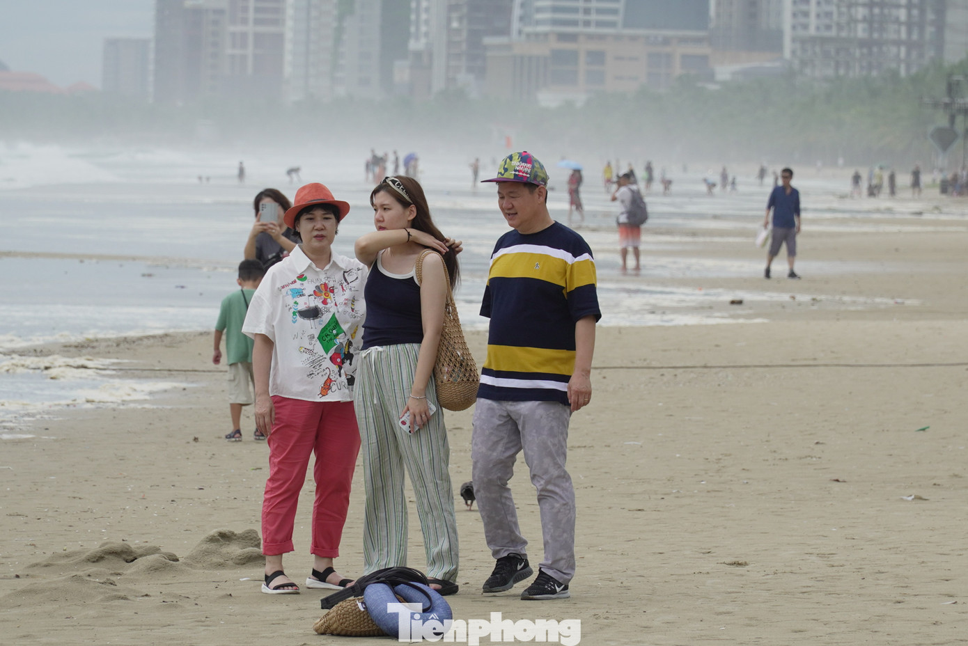 Du khách liên tục đổ về biển. Hiện thời tiết Đà Nẵng vẫn đang yên ắng. Theo các chuyên gia, dù cường độ không mạnh, bão số 4 vẫn gây ra mối nguy hiểm rất lớn cho các tỉnh miền Trung, nhất là khu vực từ Hà Tĩnh đến Quảng Nam.