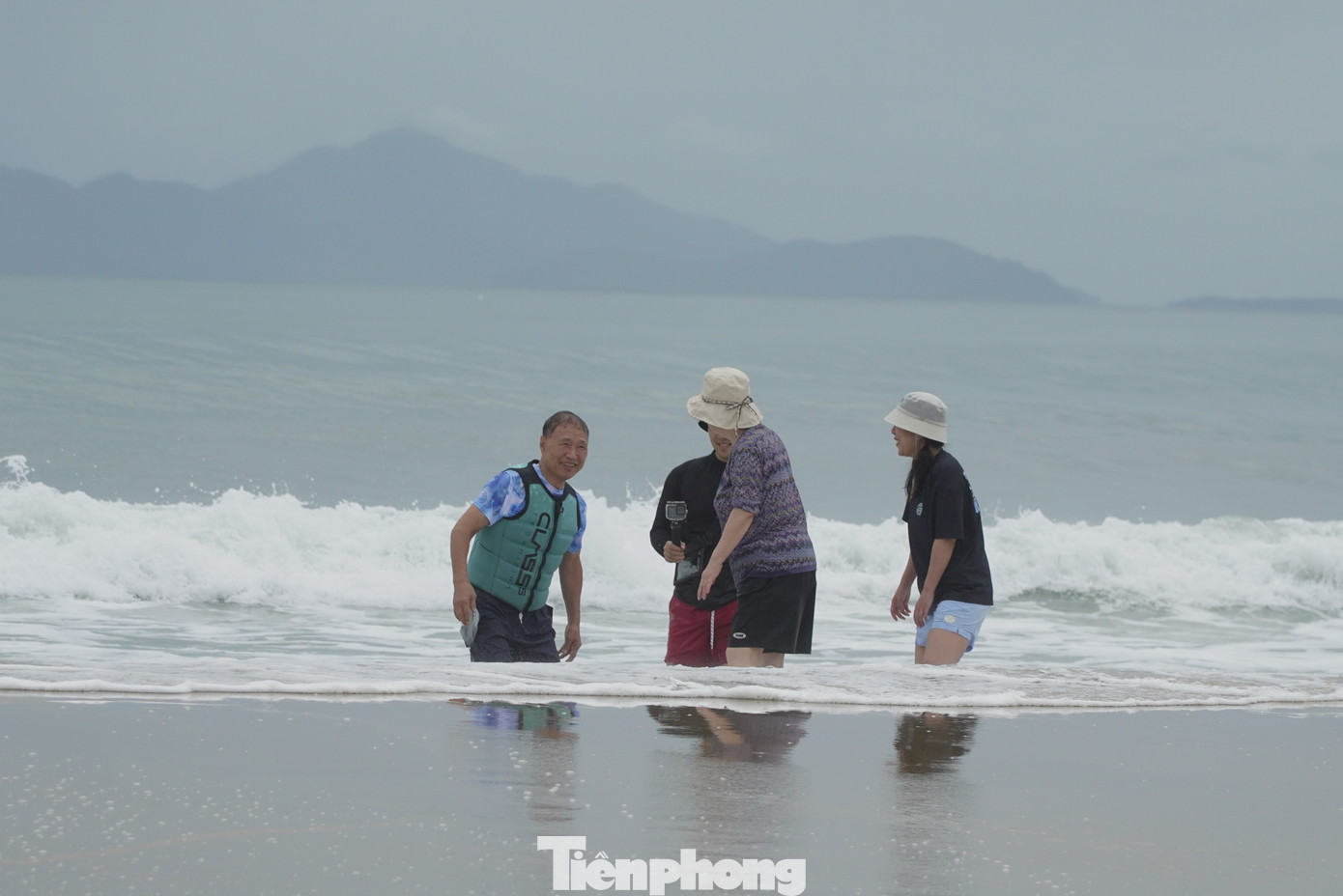 Ban quản lý bán đảo Sơn Trà và các bãi biển du lịch Đà Nẵng (BQL) cho hay, do ảnh hưởng của bão số 4, để đảm bảo sự an toàn cho người dân và du khách, BQL khuyến cáo người dân và du khách không tắm biển và các hoạt động vui chơi giải trí dưới nước kể từ ngày 18/9 cho đến khi có thông báo mới.