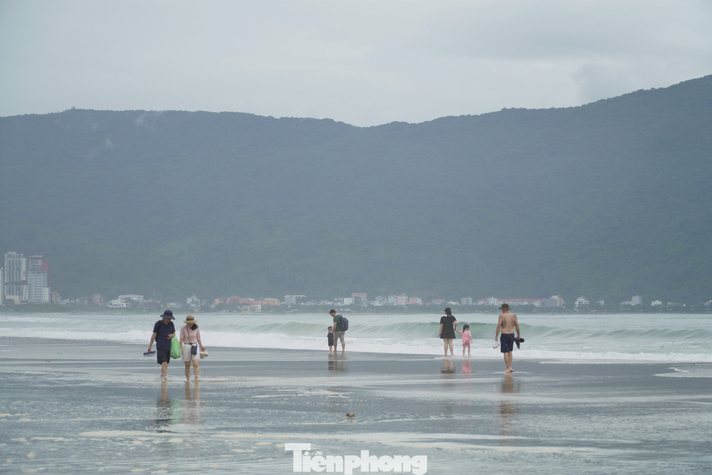 Ban quản lý bán đảo Sơn Trà và các bãi biển du lịch Đà Nẵng (BQL) cho hay, do ảnh hưởng của bão số 4, để đảm bảo sự an toàn cho người dân và du khách, BQL khuyến cáo người dân và du khách không tắm biển và các hoạt động vui chơi giải trí dưới nước kể từ ngày 18/9 cho đến khi có thông báo mới.