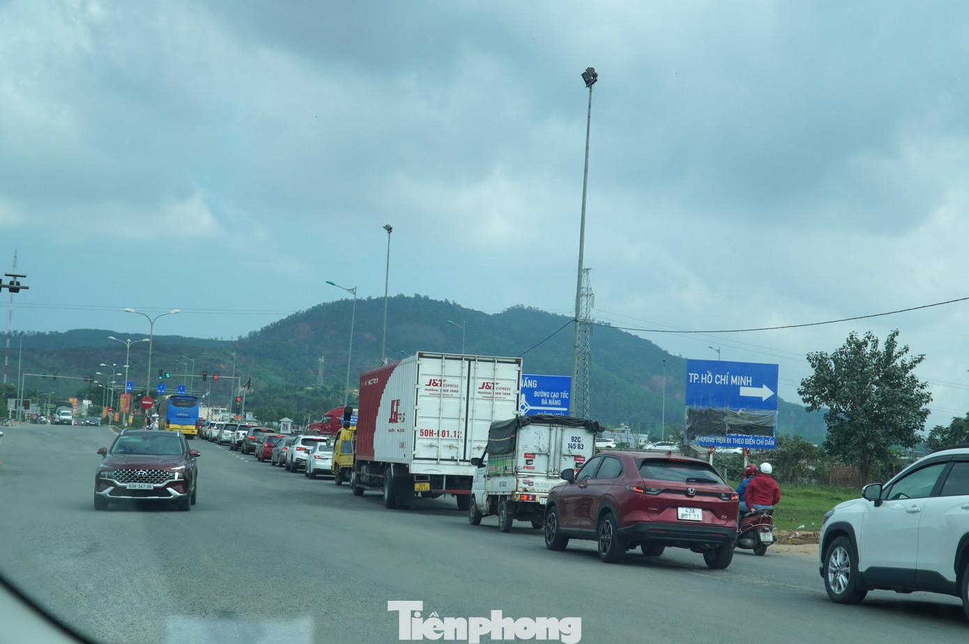 Xe cộ nườm nượp trên quốc lô 14B. Ảnh: Thanh Hiền. Xe cộ nườm nượp trên quốc lô 14B. Ảnh: Thanh Hiền.